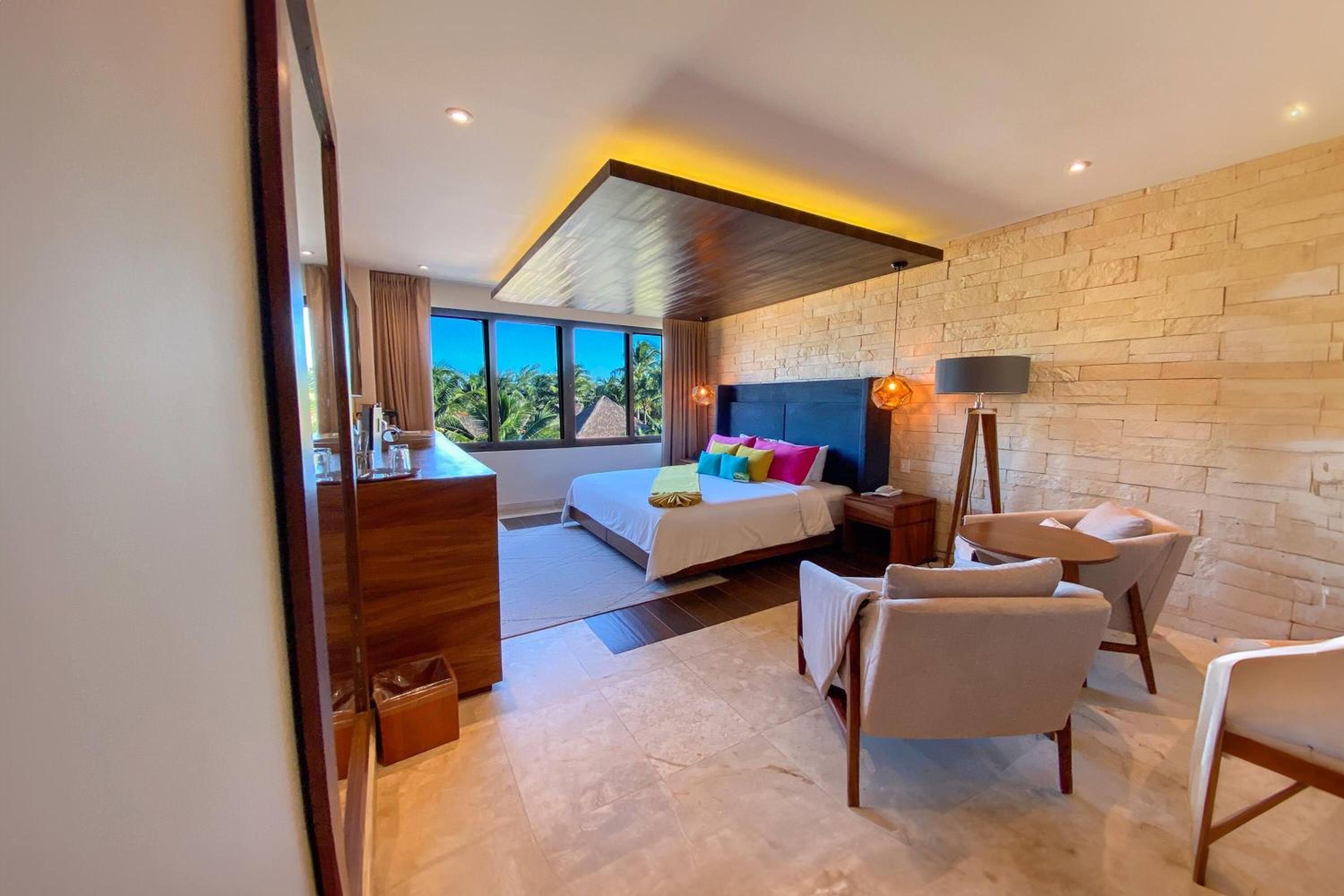 Deluxe King Suite With Ocean View - Non-smoking