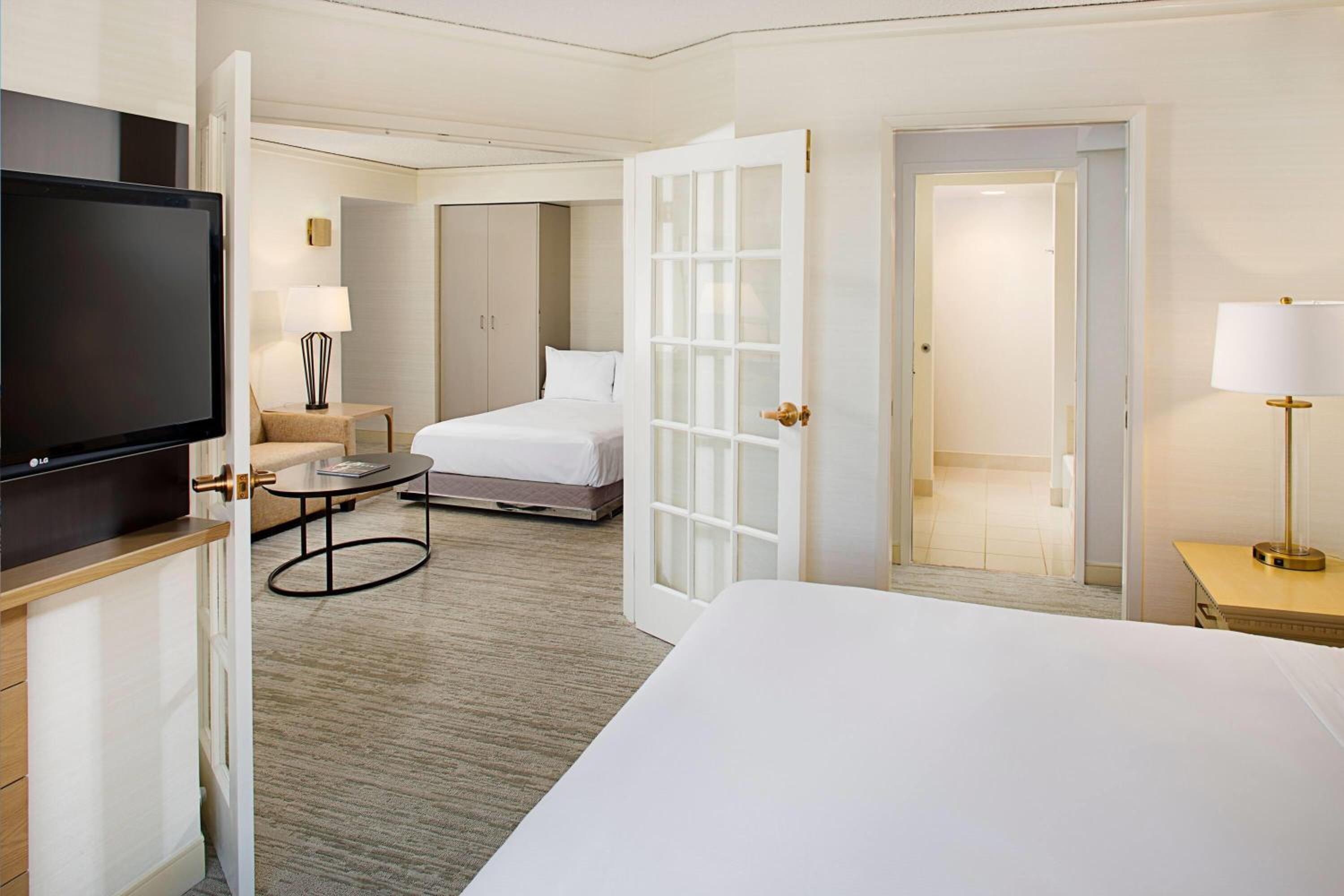 Family King Suite - Executive Floor/Non-Smoking - Photo 2