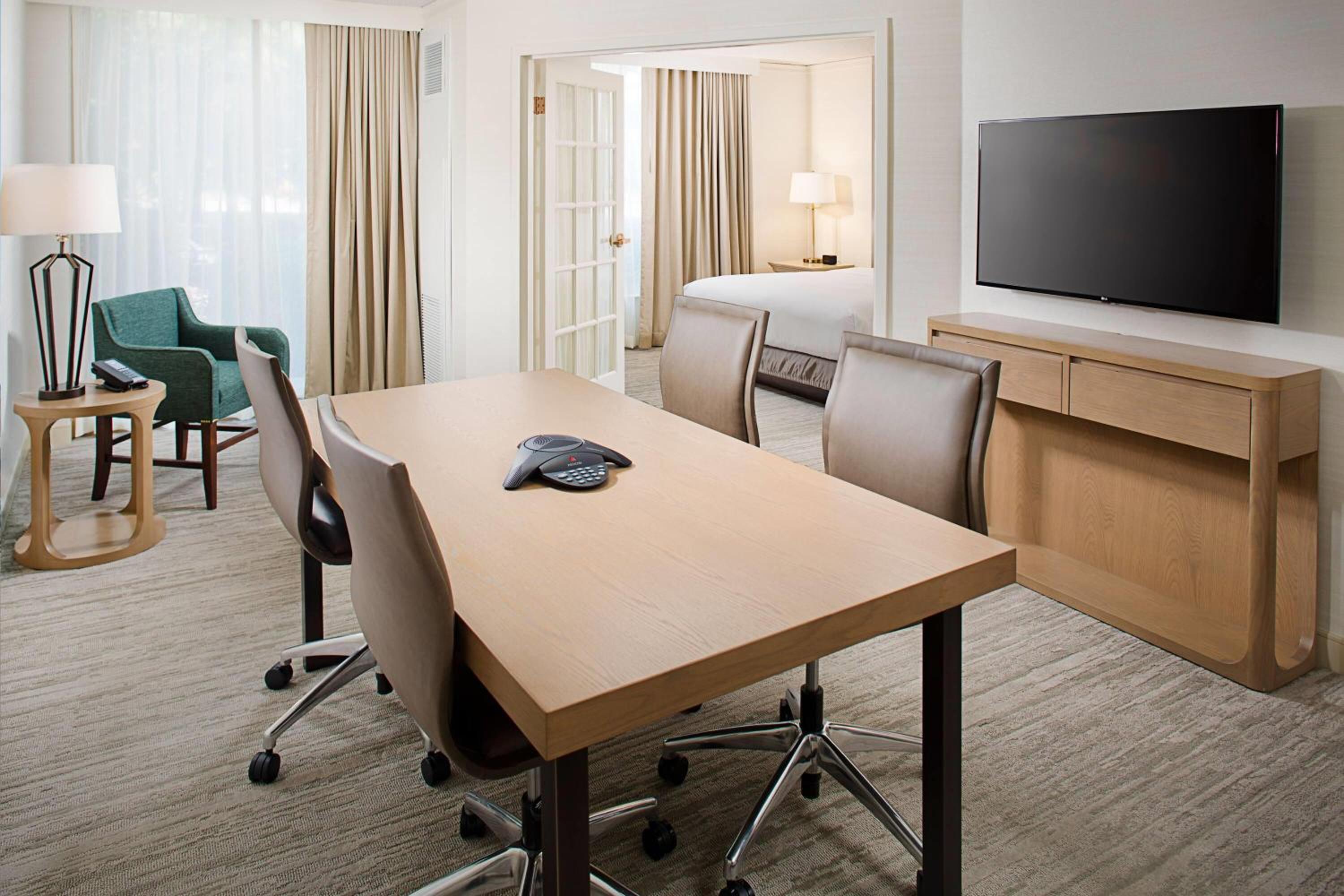 One-Bedroom King Suite - Executive Floor/Non-Smoking - Photo 1