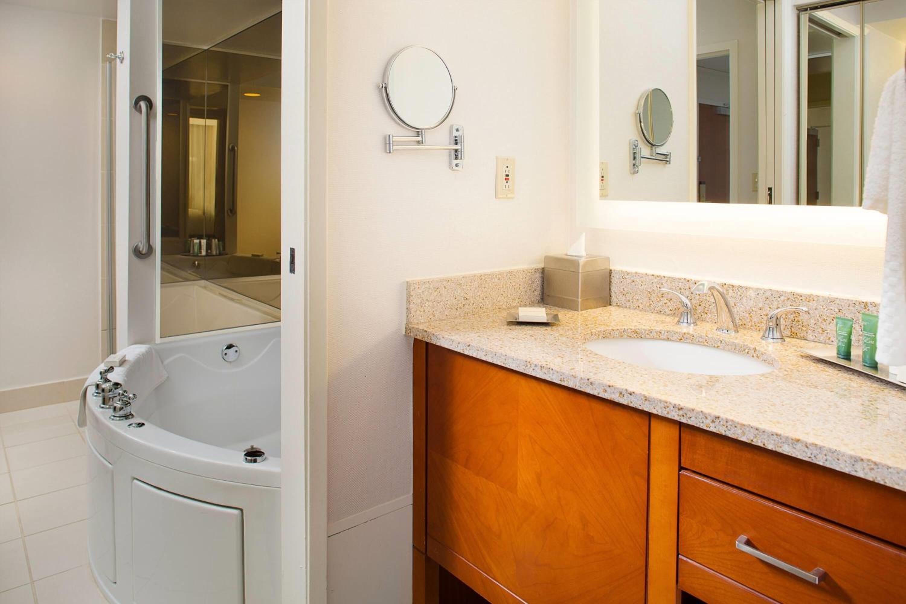 One-Bedroom King Suite - Executive Floor/Non-Smoking - Photo 2
