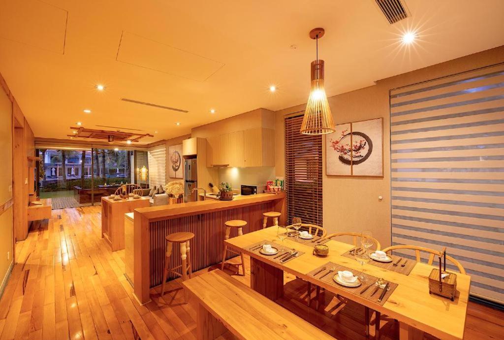 Two-Bedroom Deluxe Apartment with Balcony