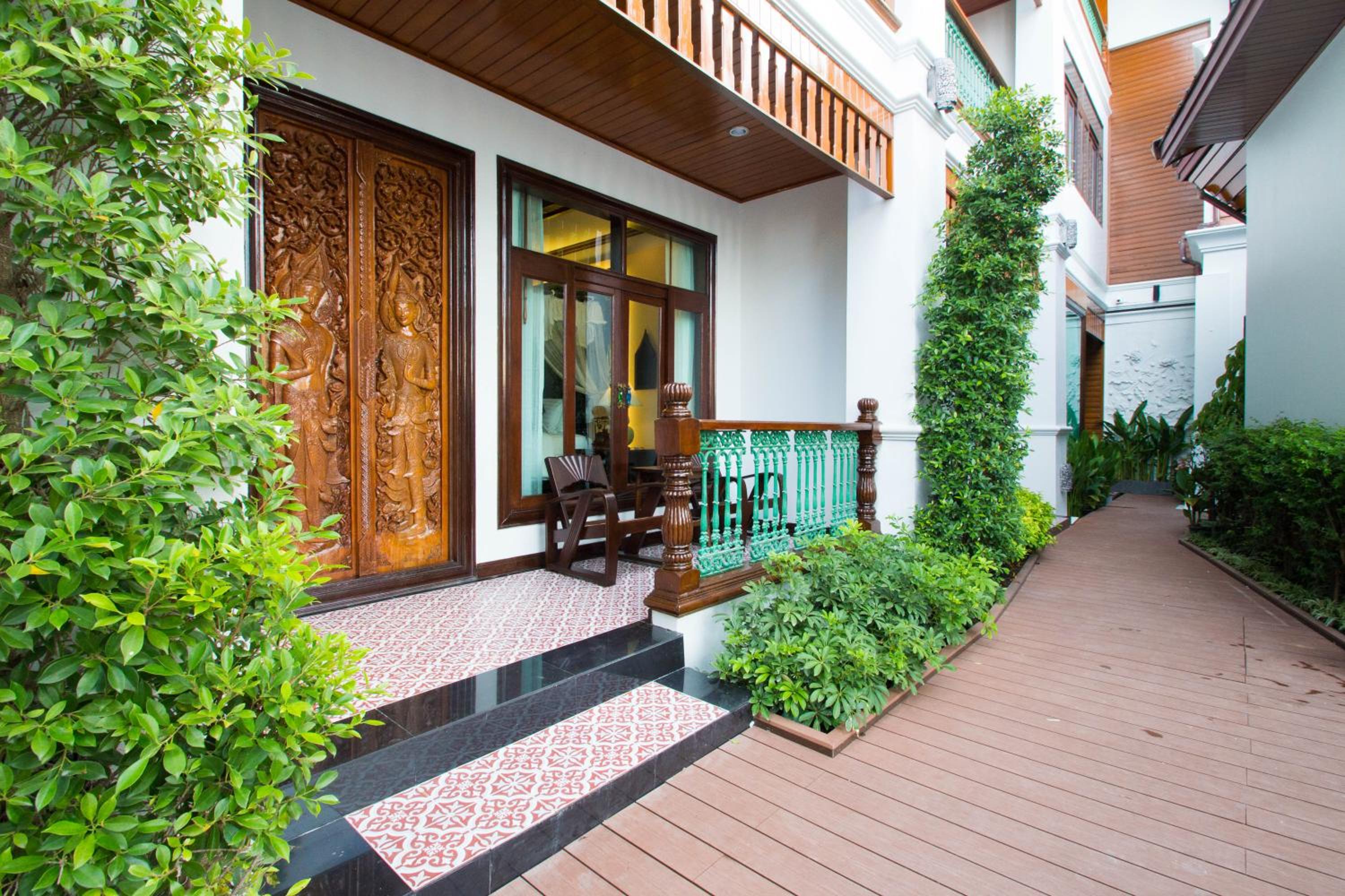 King Room with Pool View - Photo 4