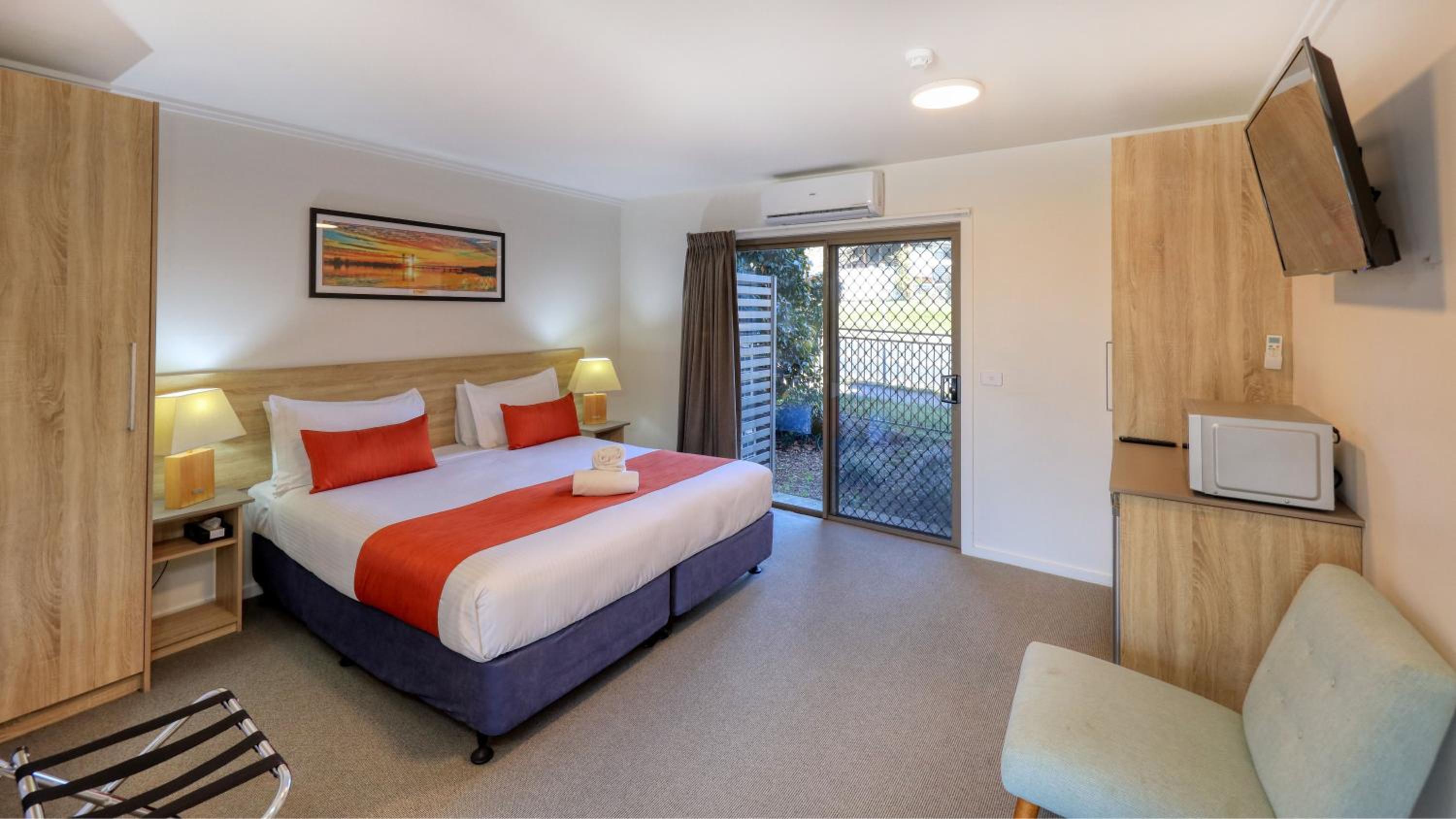 King Room with Roll-In Shower - Disability Access photo 3