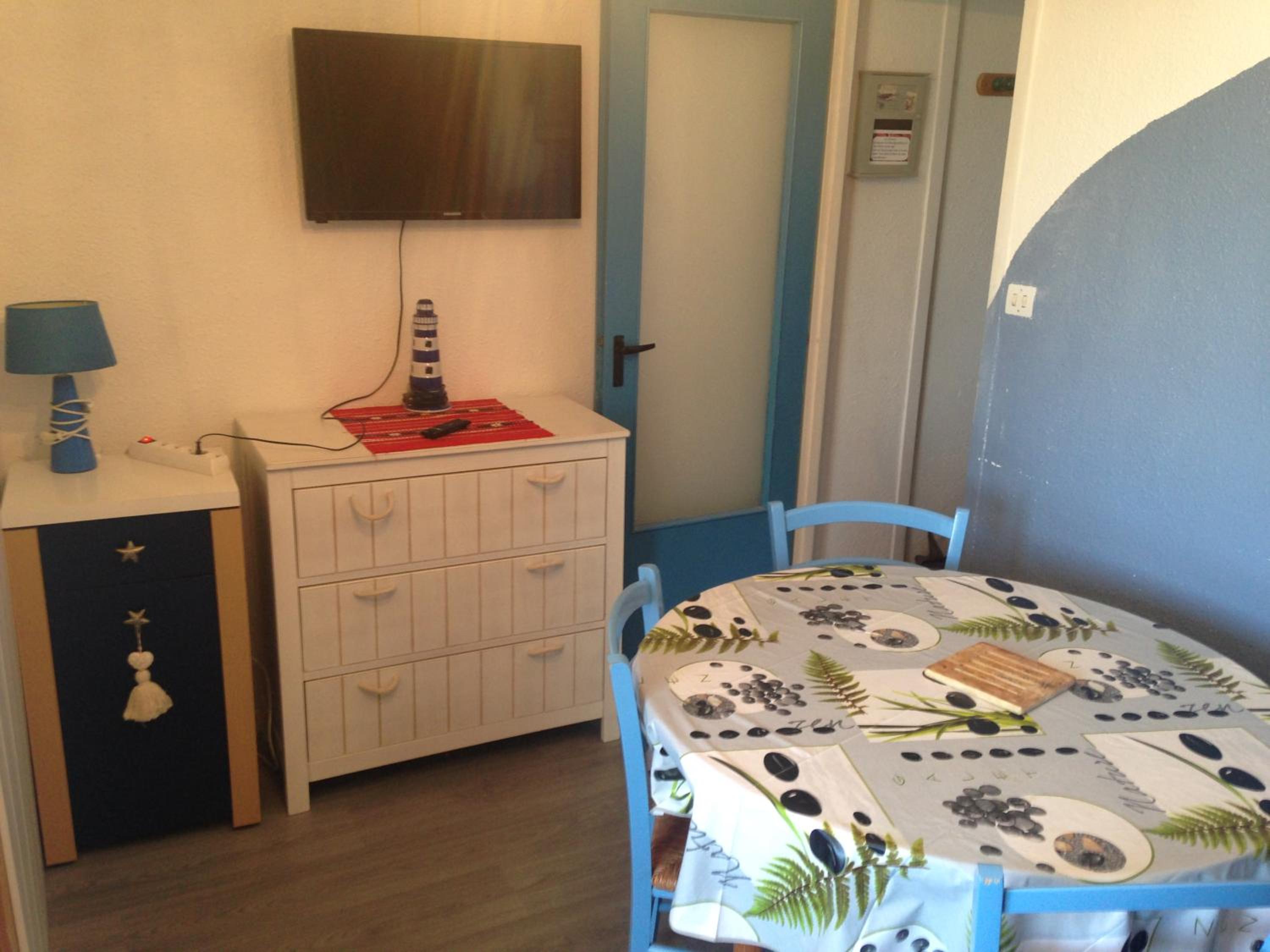 Apartment with Balcony - Photo 4