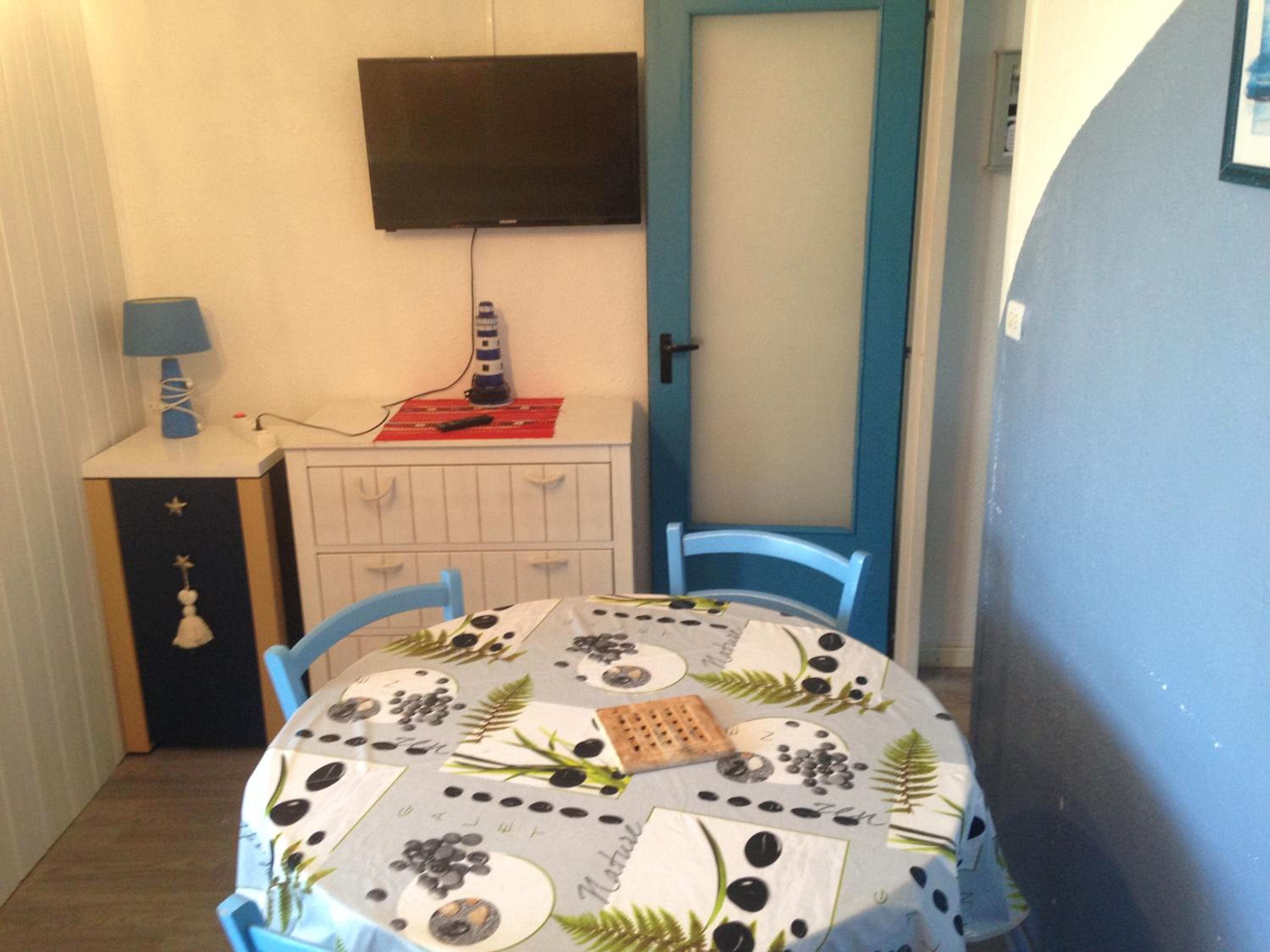 Apartment with Balcony - Photo 5