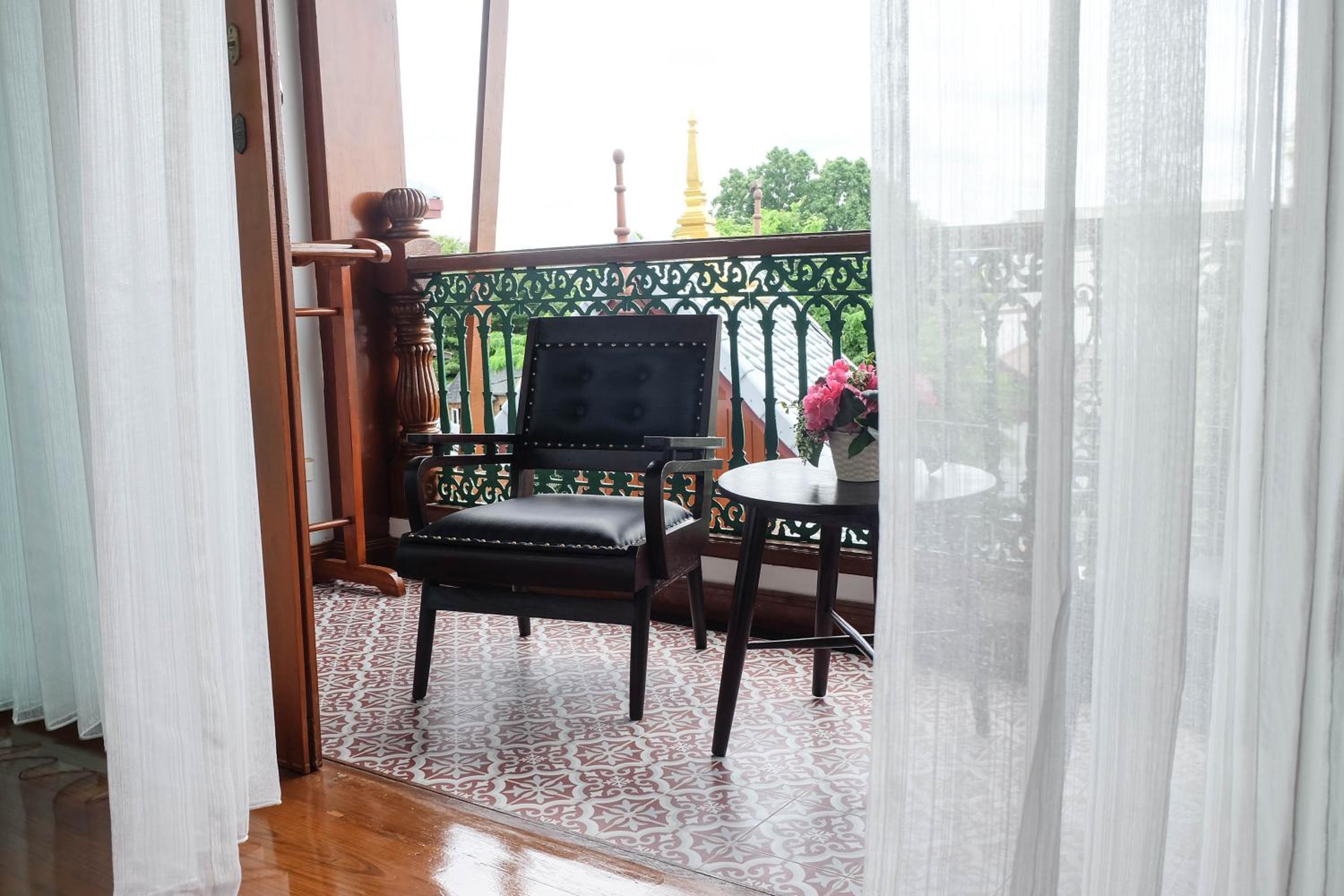 Luxury King Bed with Spa Bath & Private Balcony - Photo 2