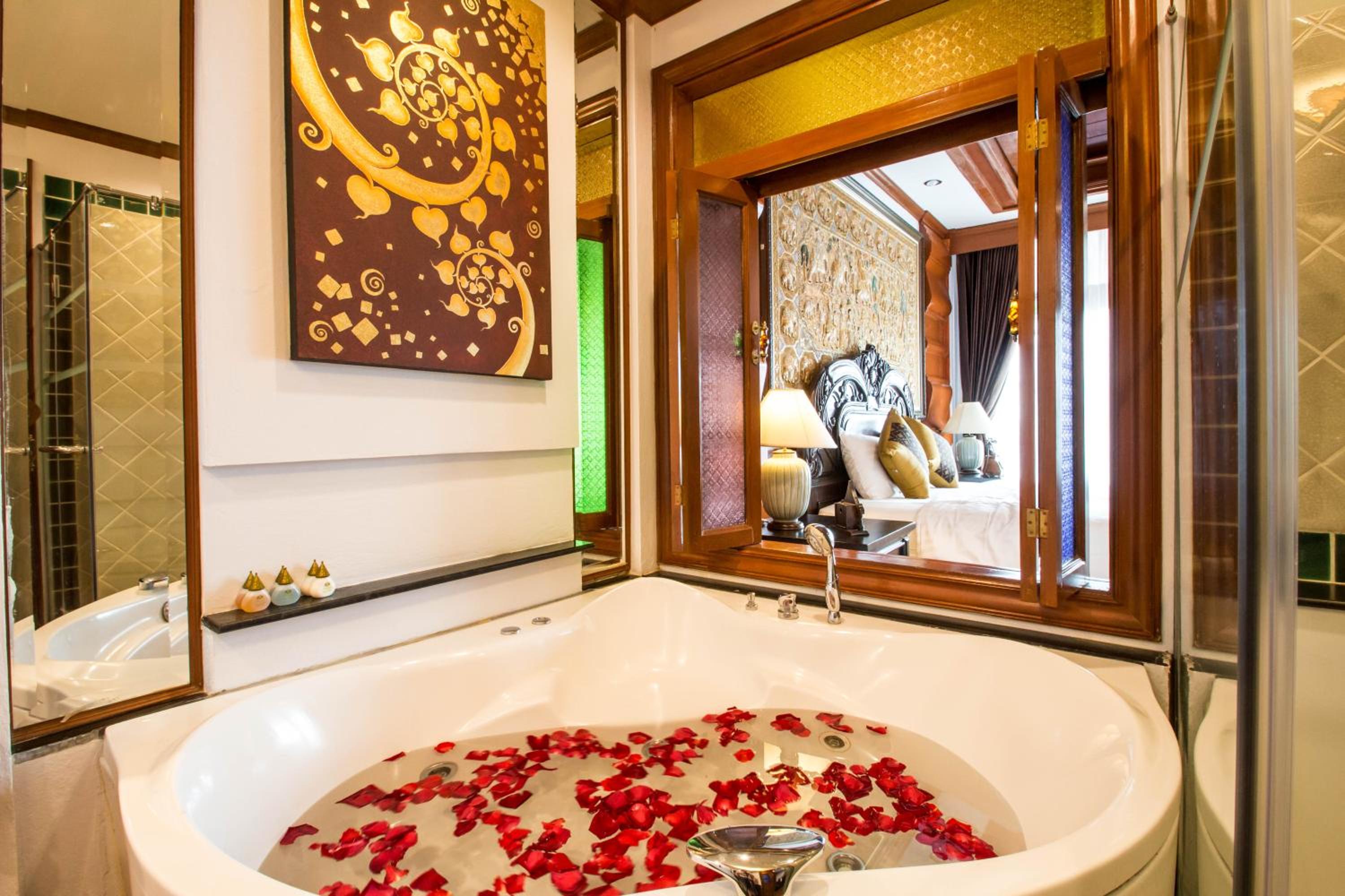 Luxury King Bed with Spa Bath & Private Balcony - Photo 7