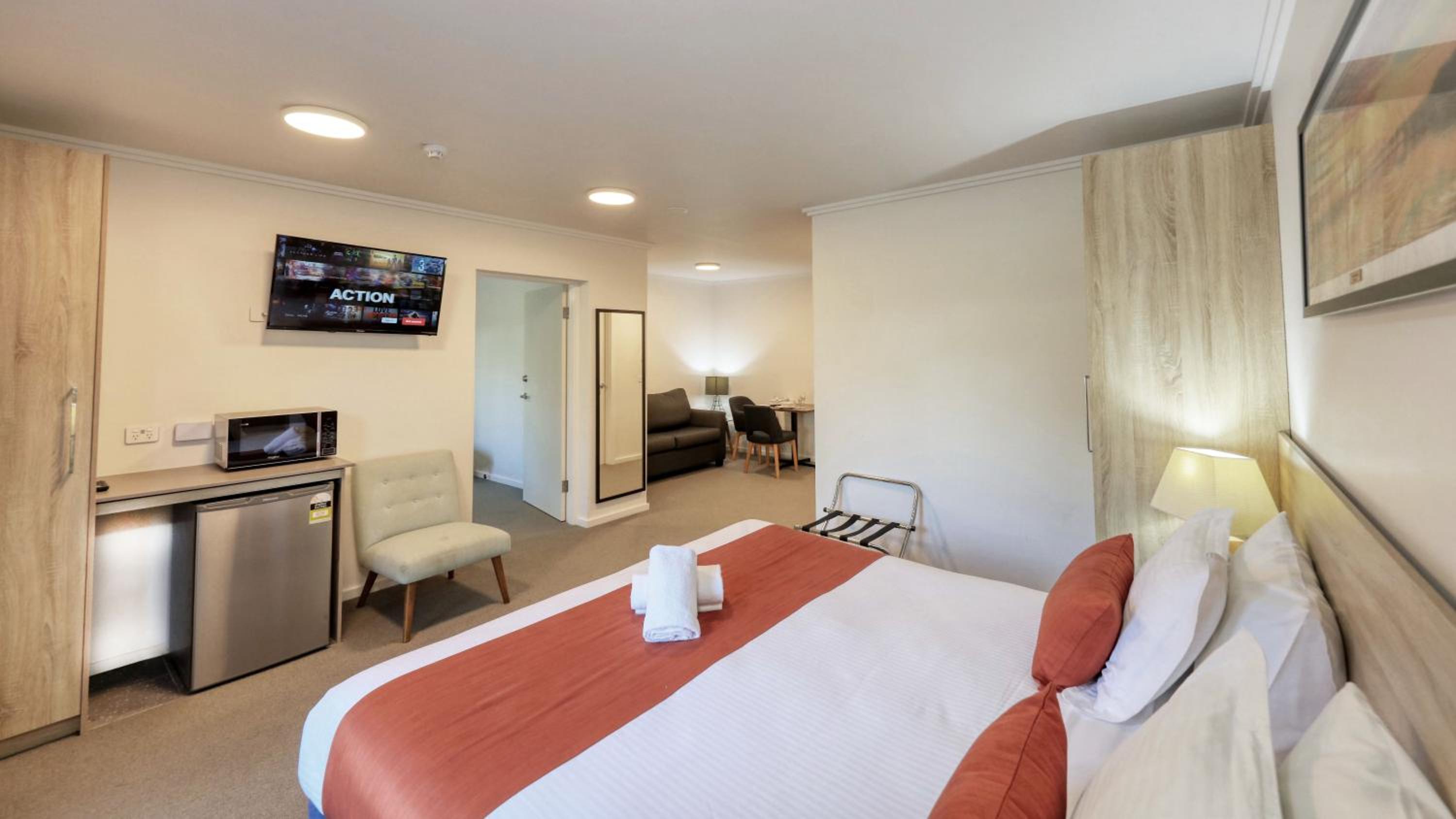King Room with Roll-In Shower - Disability Access photo 3