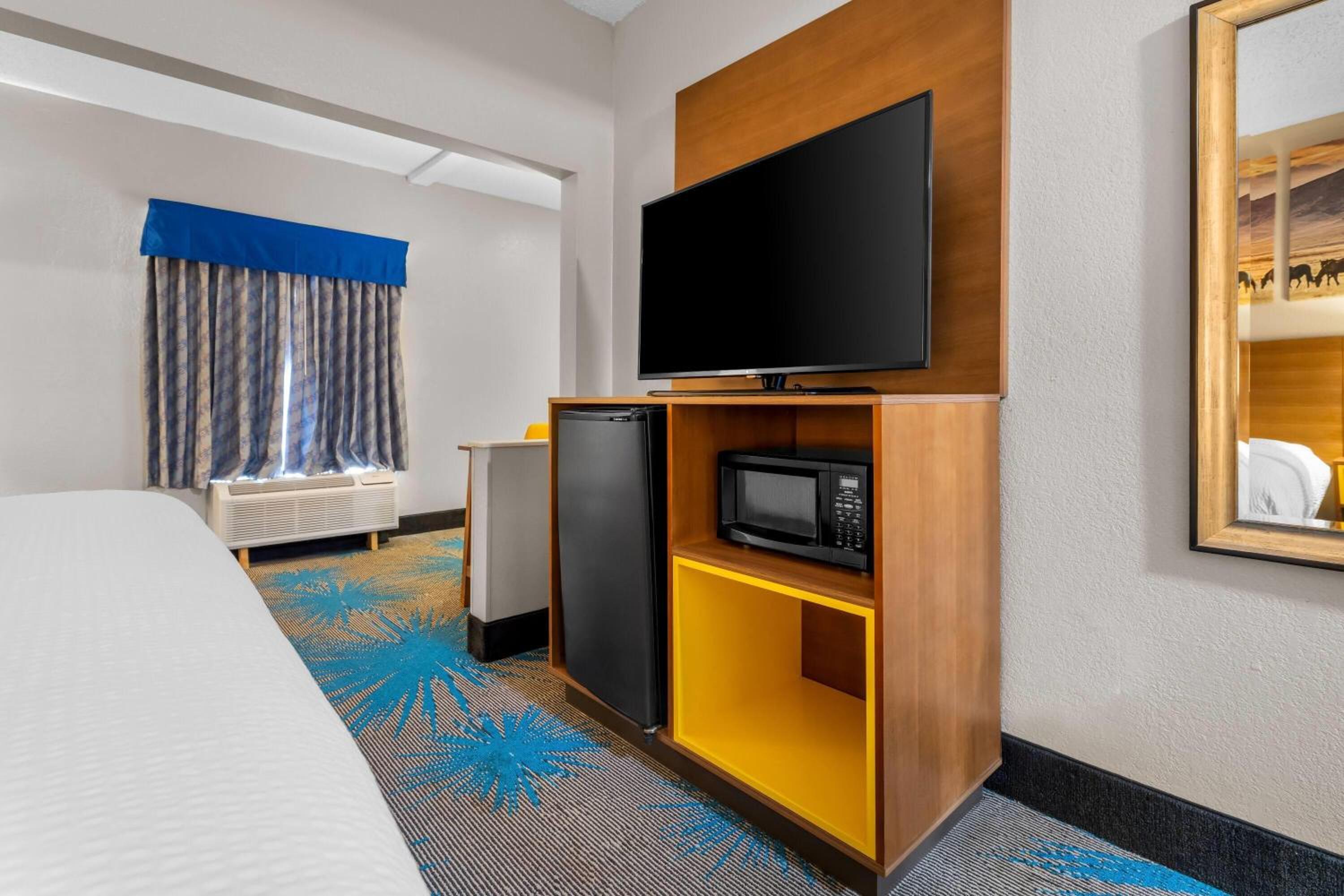 Deluxe Suite with Mobility Access and Jetted Tub - Non-Smoking
