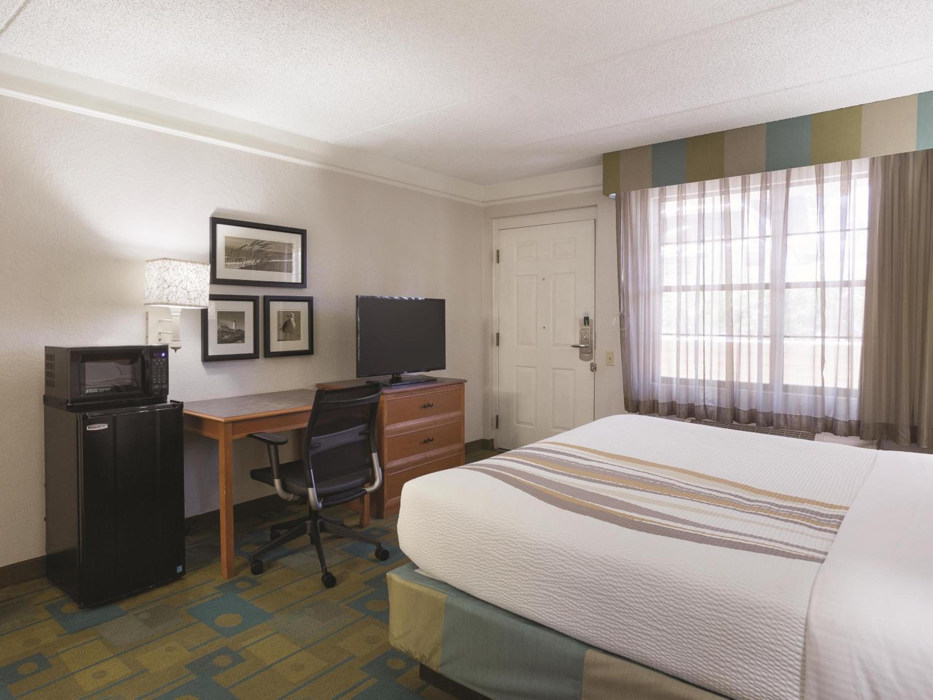 Deluxe King Room with Bathtub with Grab Bars - Mobility Access/Non-Smoking photo 1