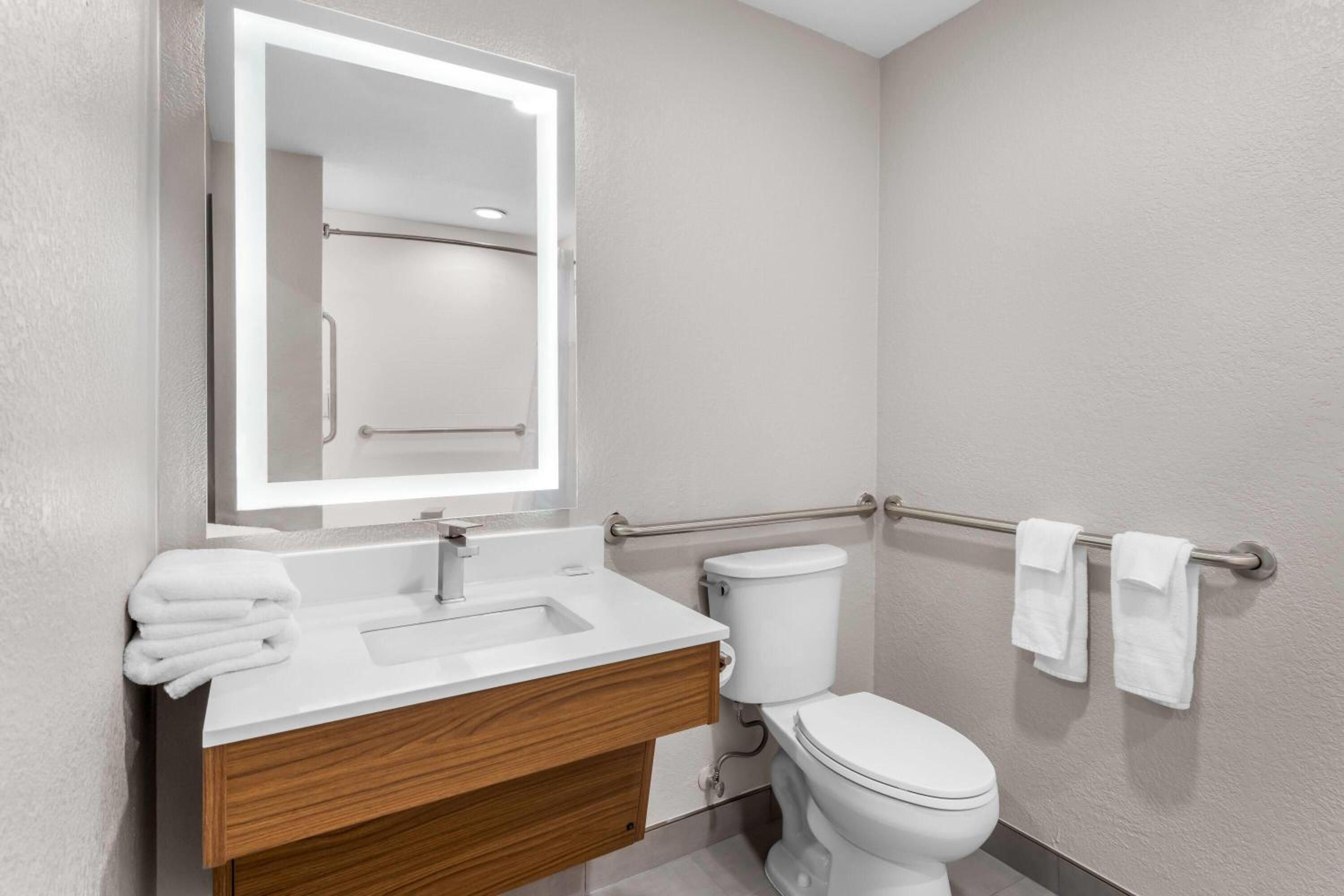 Deluxe King Room - Mobility Accessible/Non-Smoking - Photo 1