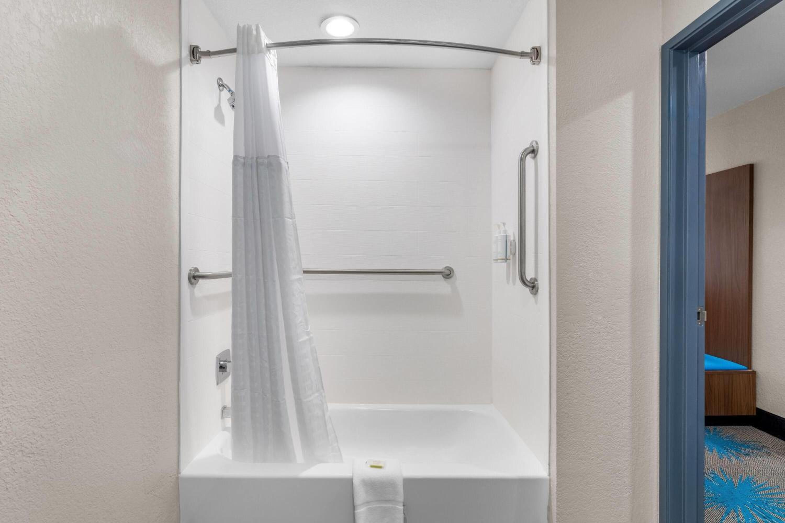 Deluxe King Room - Mobility Accessible/Non-Smoking - Photo 2
