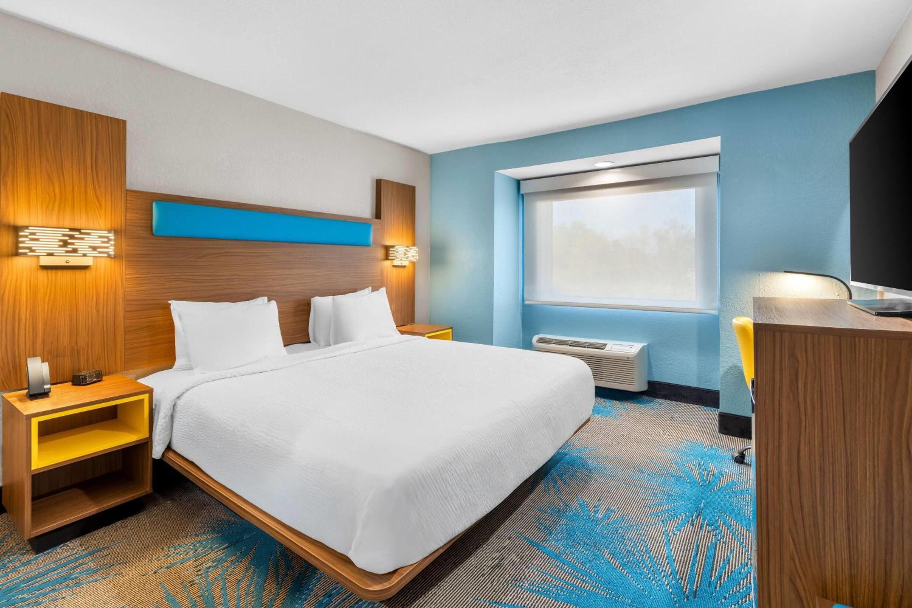 Deluxe King Room - Mobility Accessible/Non-Smoking - Photo 3