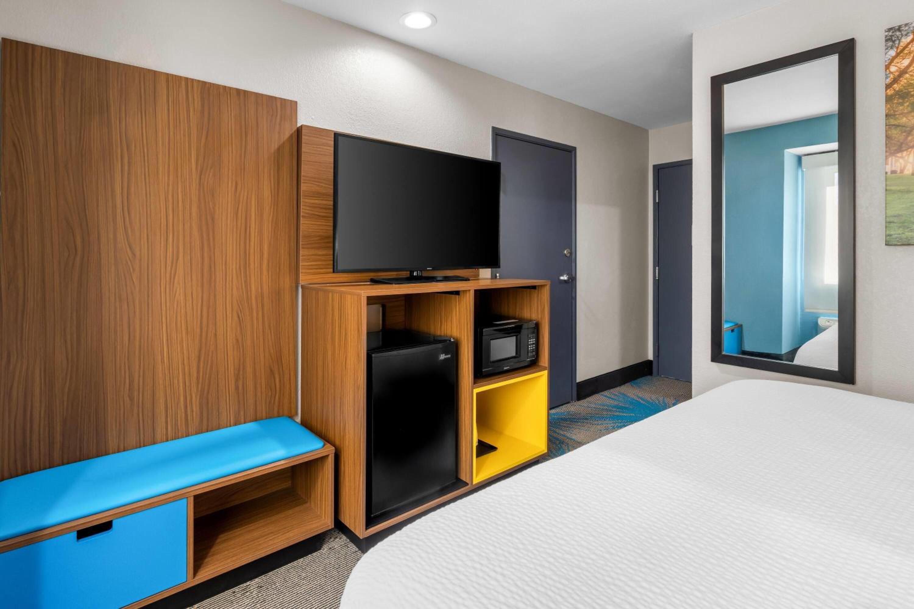 King Room - Non-Smoking - Photo 4