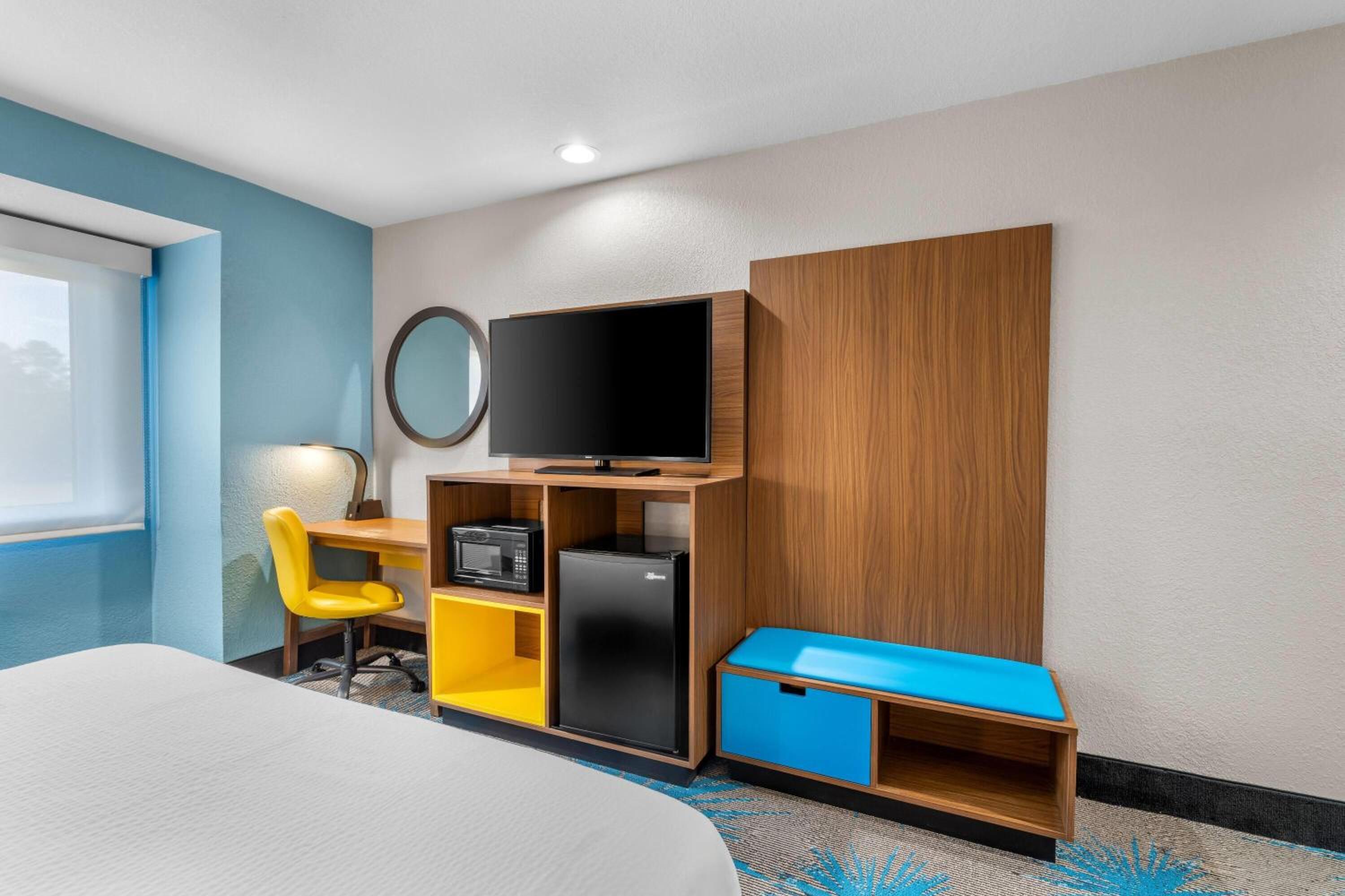 Deluxe King Room - Mobility Accessible/Non-Smoking - Photo 5