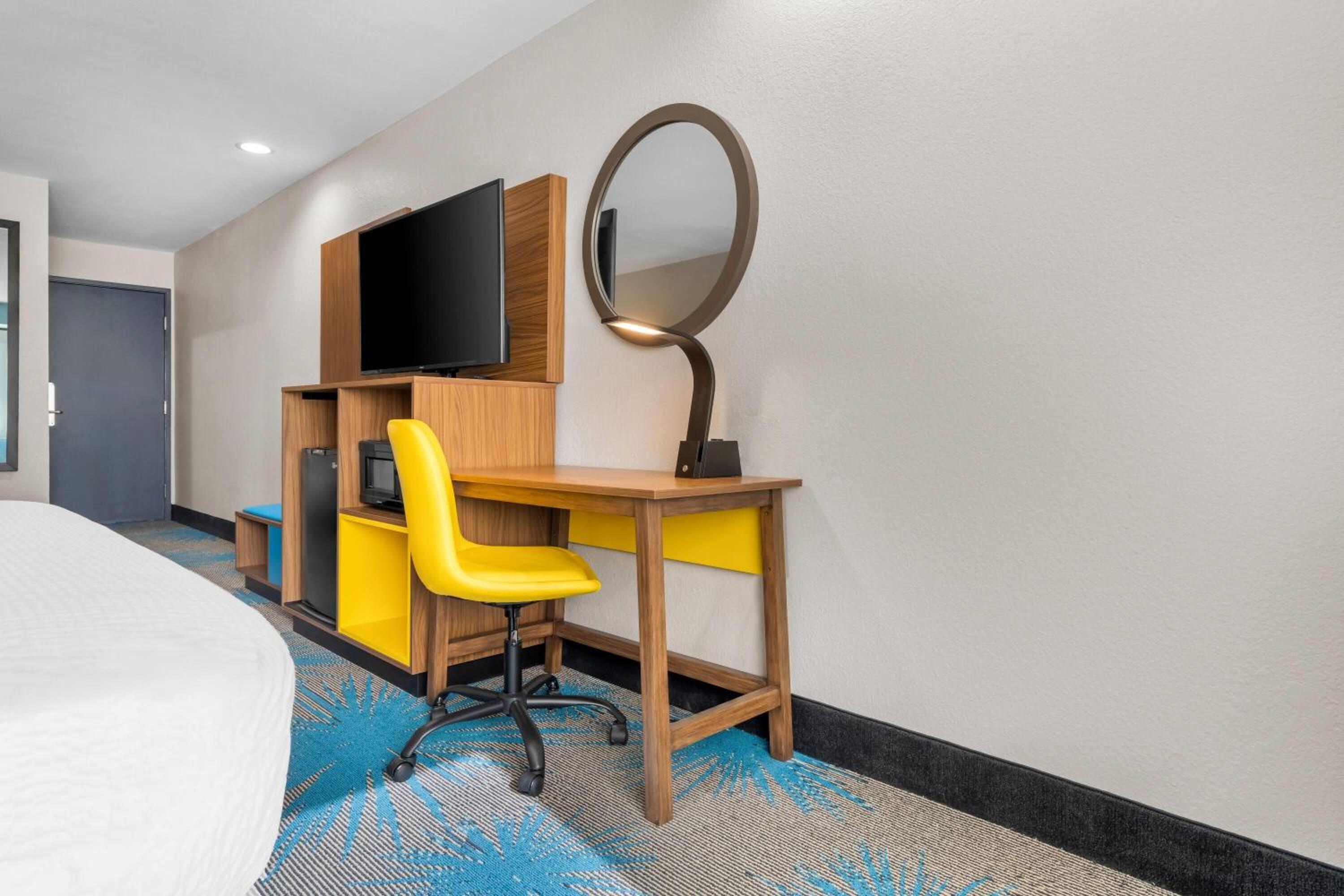 King Studio Suite - Non-Smoking - Photo 6