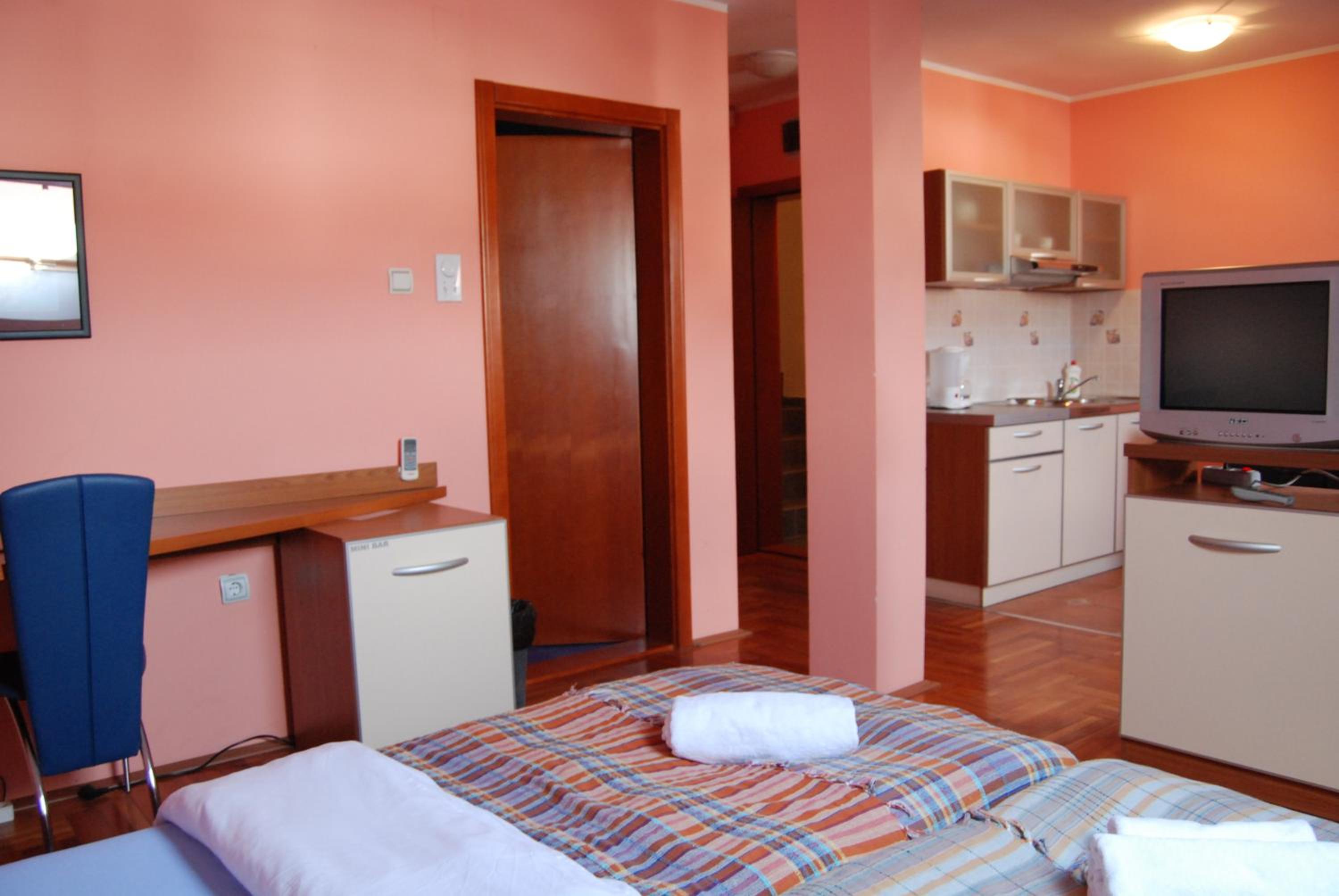 Double Room - Photo 6
