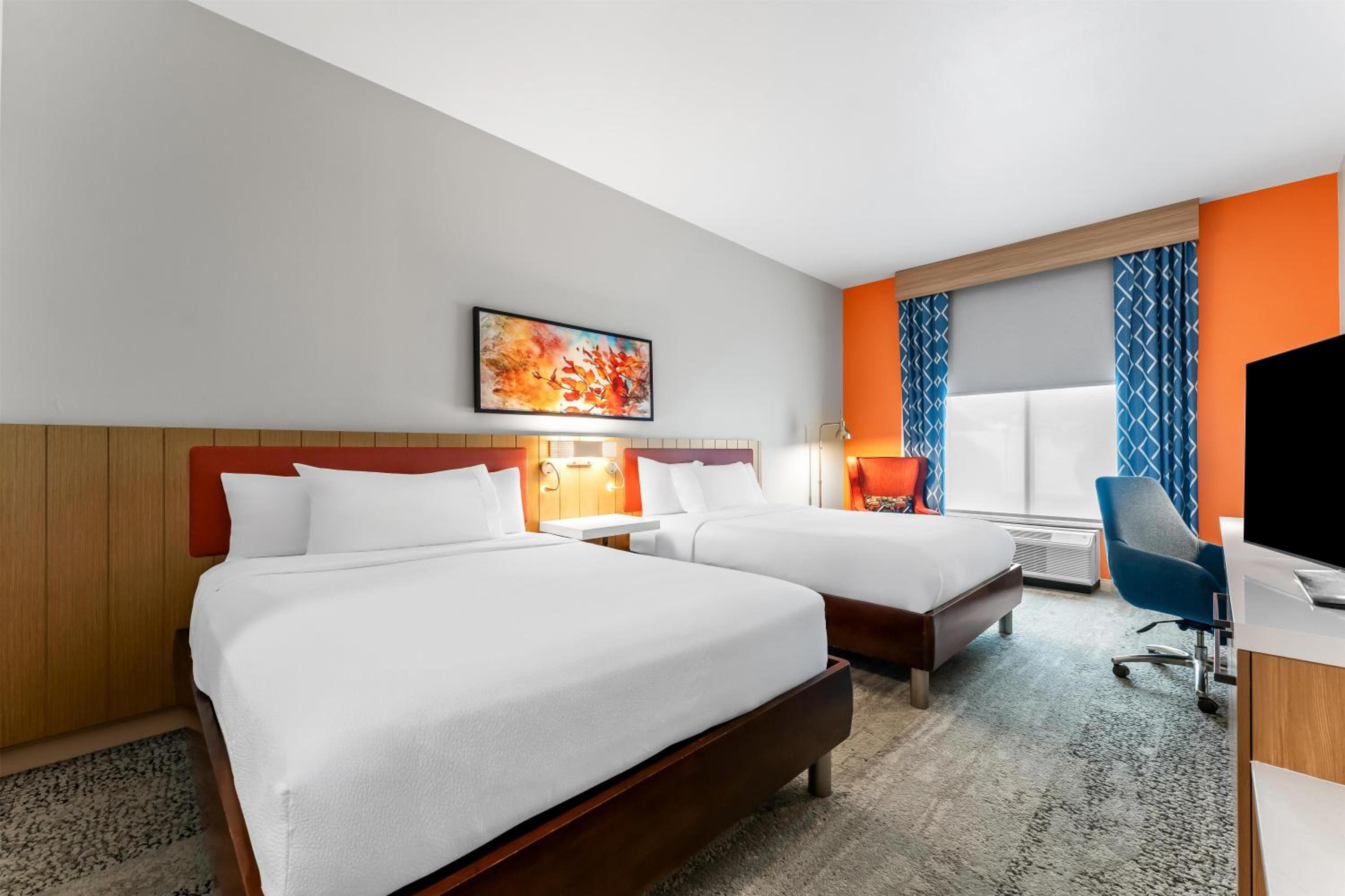 Queen Room with Two Queen Beds - Photo 3