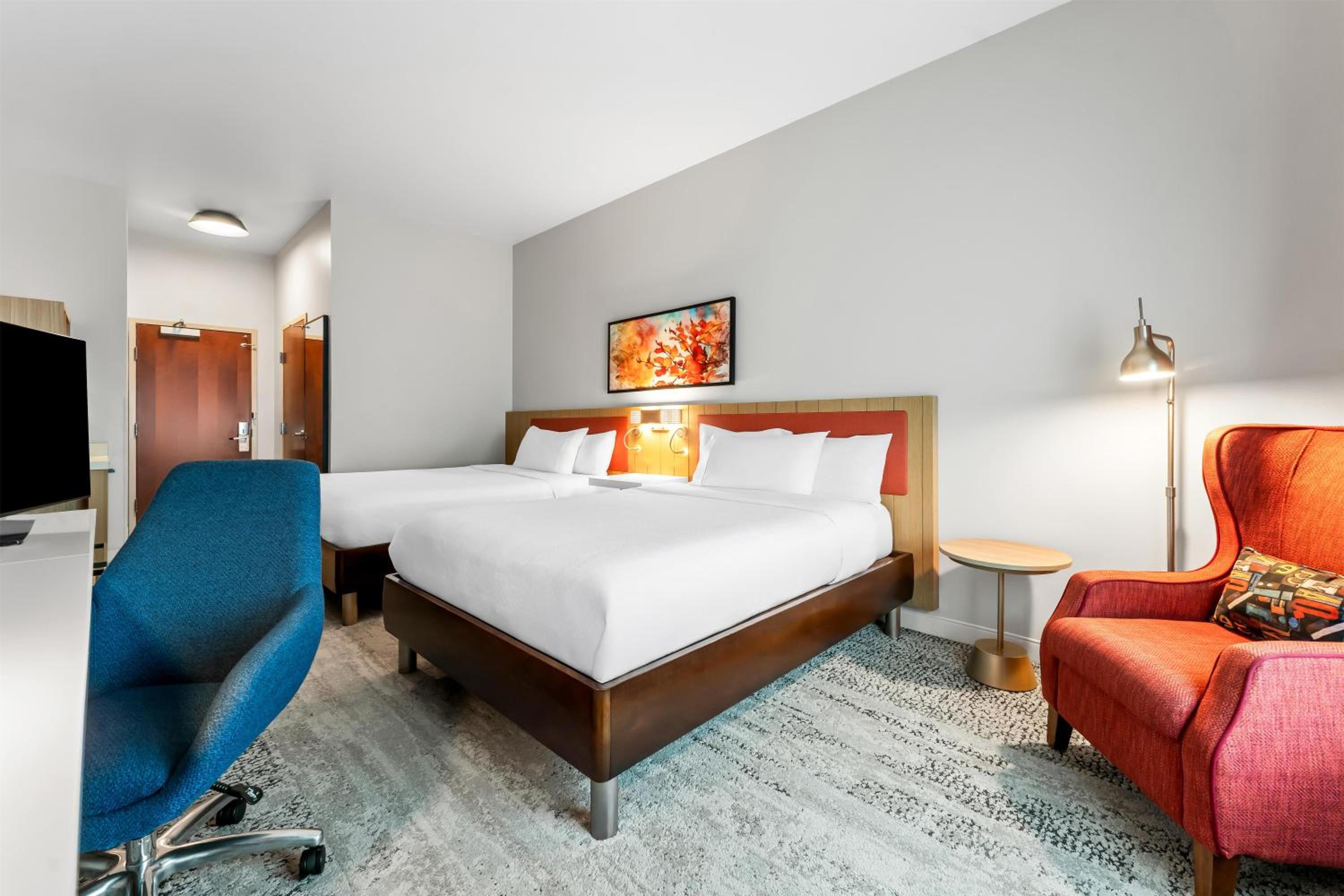 Queen Room with Two Queen Beds - Photo 4