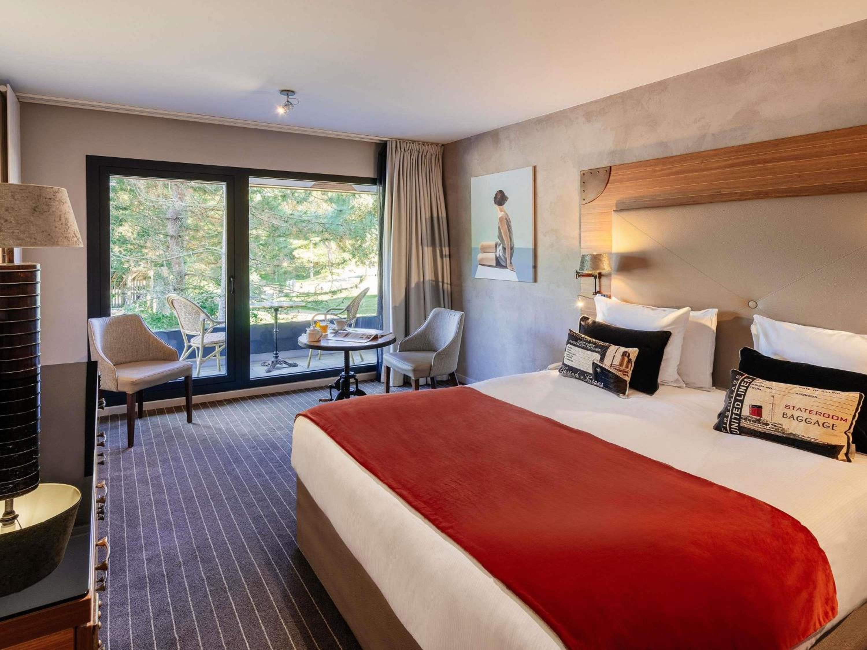 Superior Room with One Queen-Size Bed and Balcony - Pine Forest Side photo 3