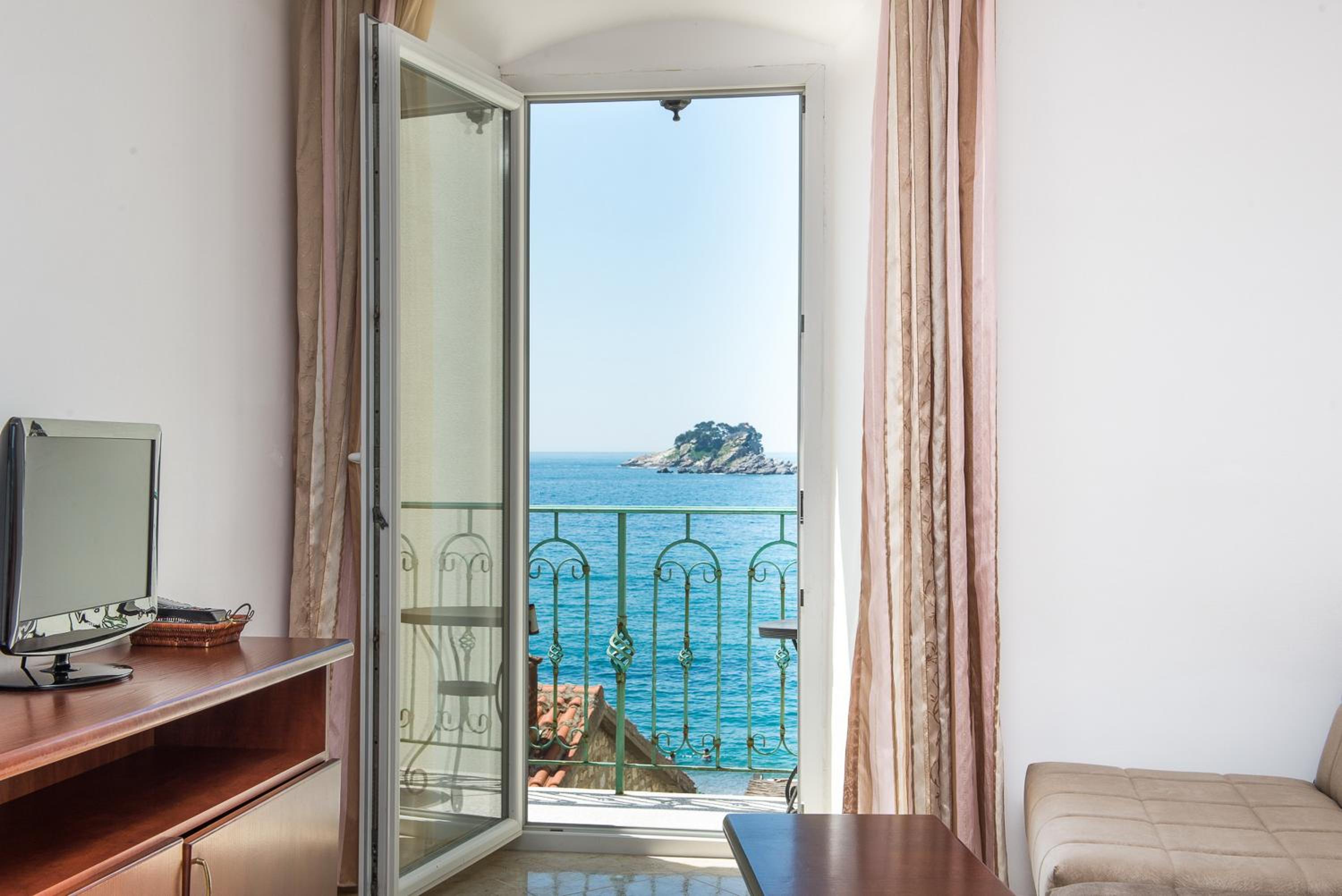 One-Bedroom Apartment with Sea View and Balcony photo 3