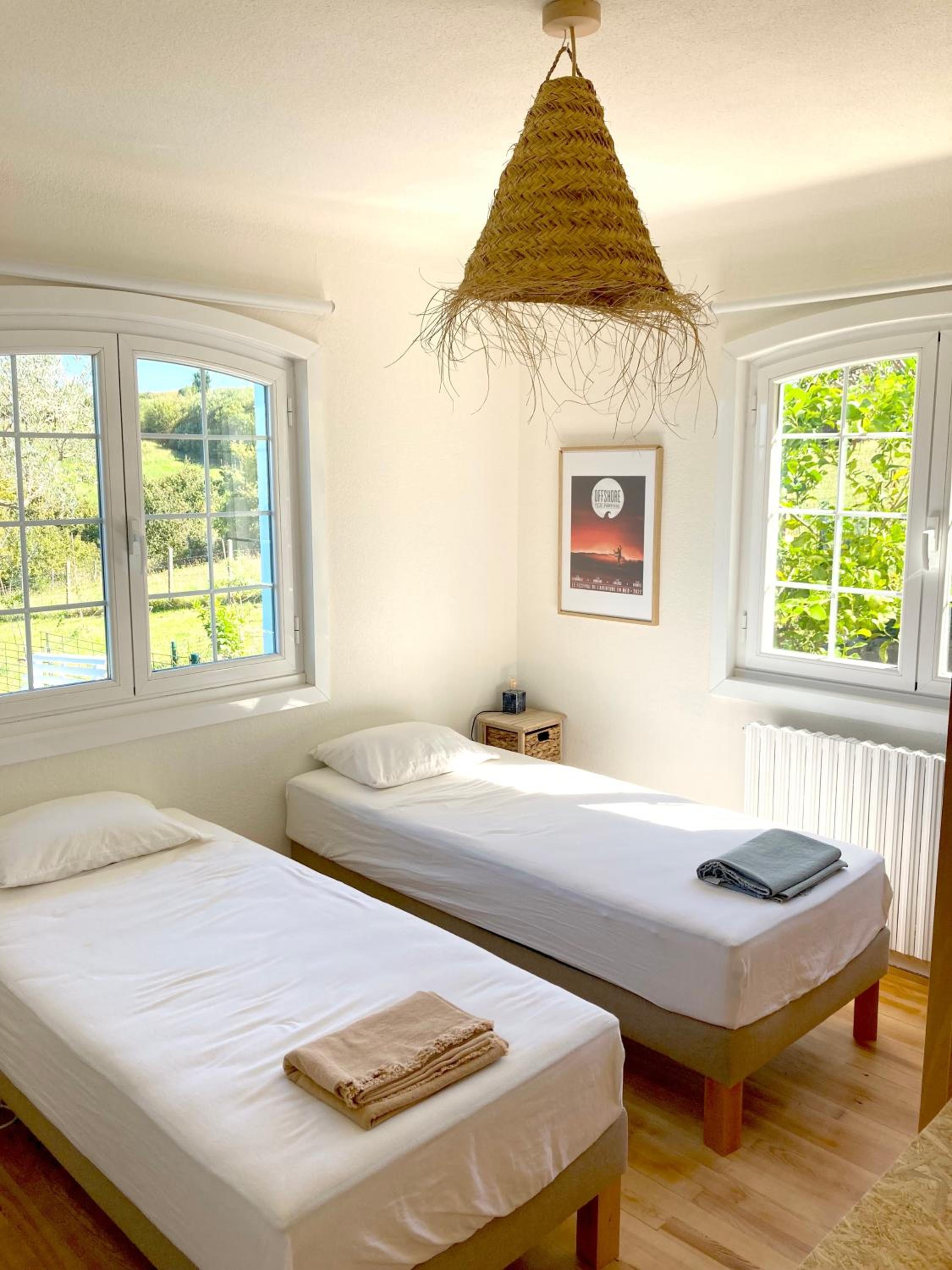Single Bed in Mixed Dormitory Room