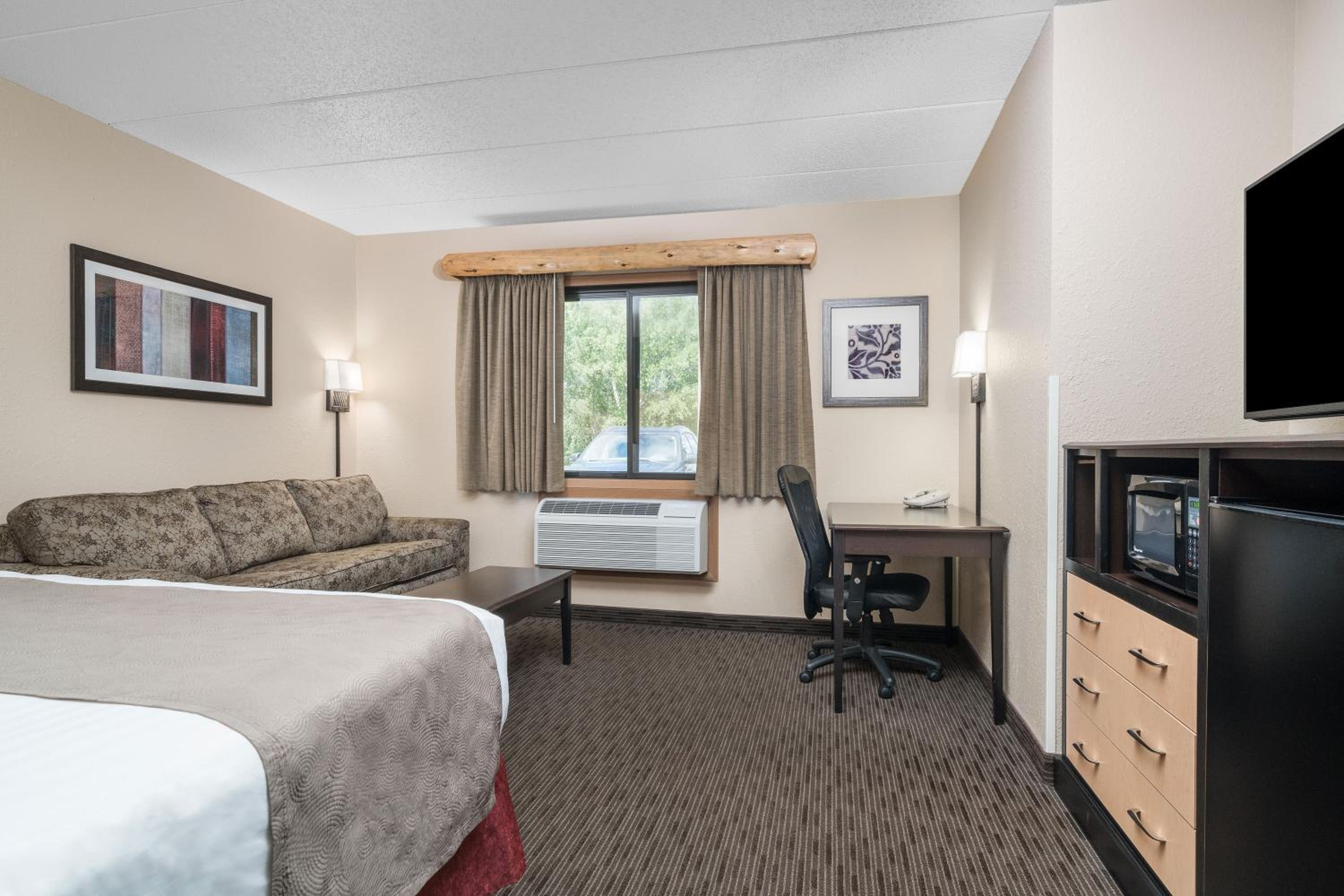 Deluxe King Suite - Non-Smoking photo 3