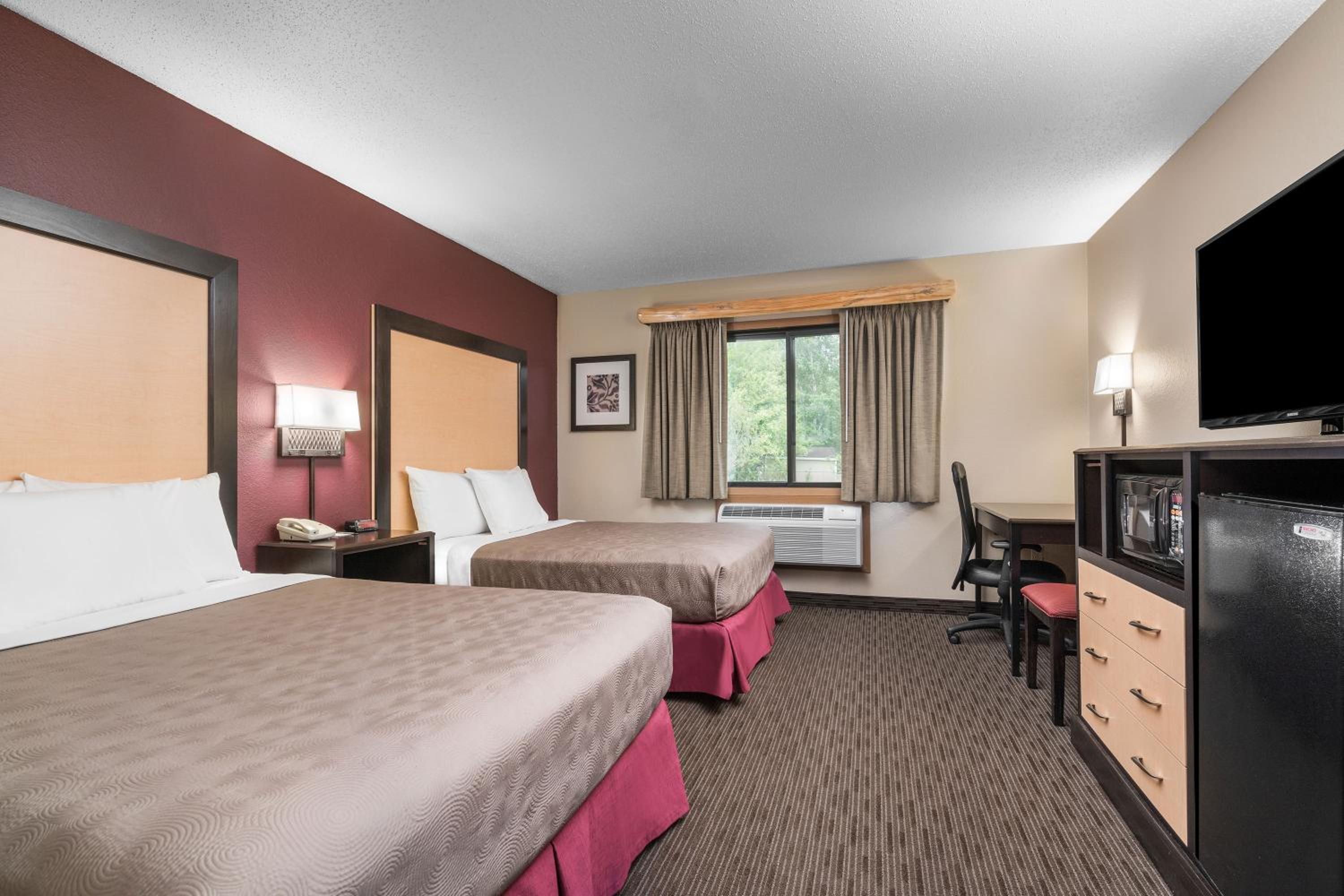 Queen Room with Two Queen Beds - Non-Smoking photo 3