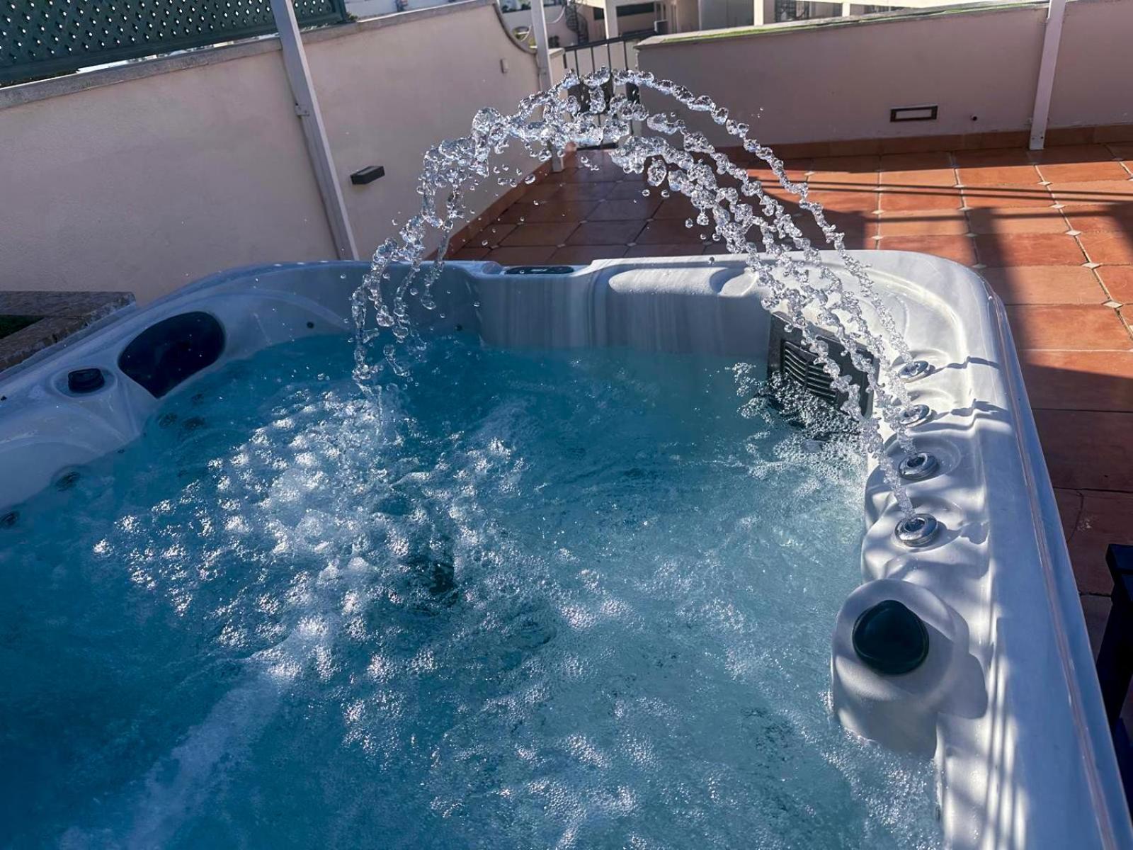 Three-Bedroom Apartment – Penthouse with Jacuzzi – Pool and Sea View