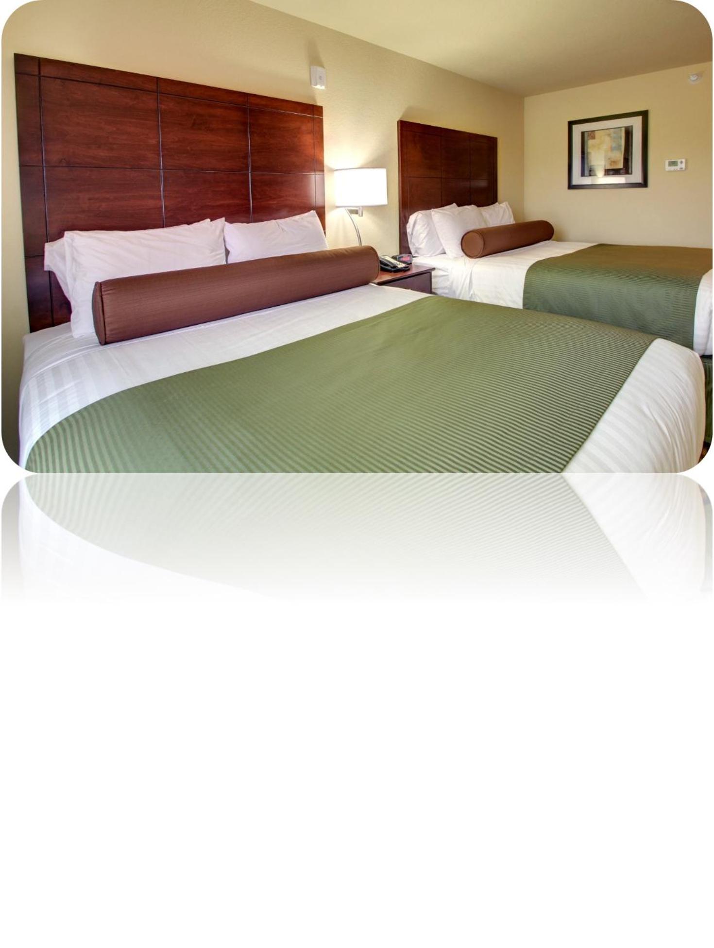 Queen Room with Two Queen Beds photo 2