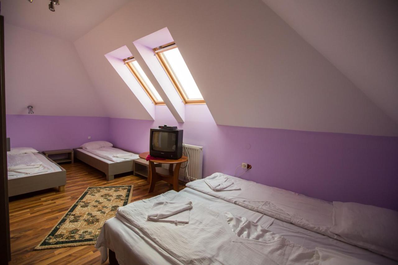 Quadruple Room with Private Bathroom photo 3