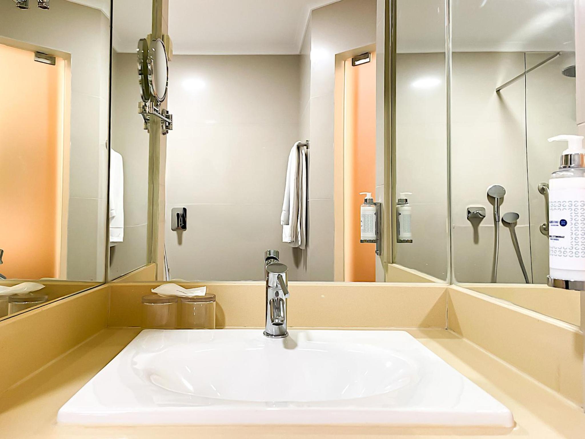 Superior One-Bedroom Suite with Kitchenette 