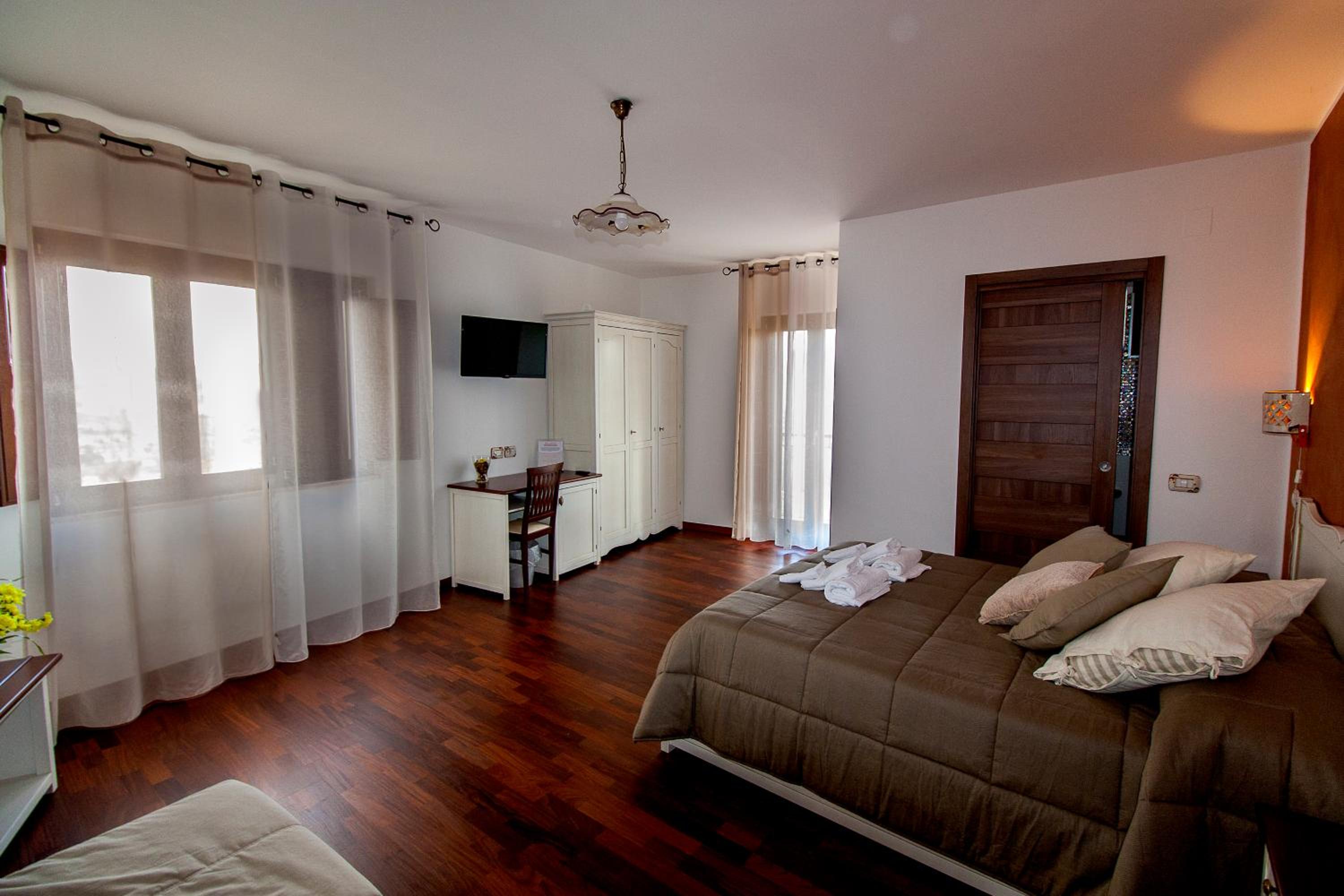 Deluxe Queen Room With Two Queen Beds photo 3