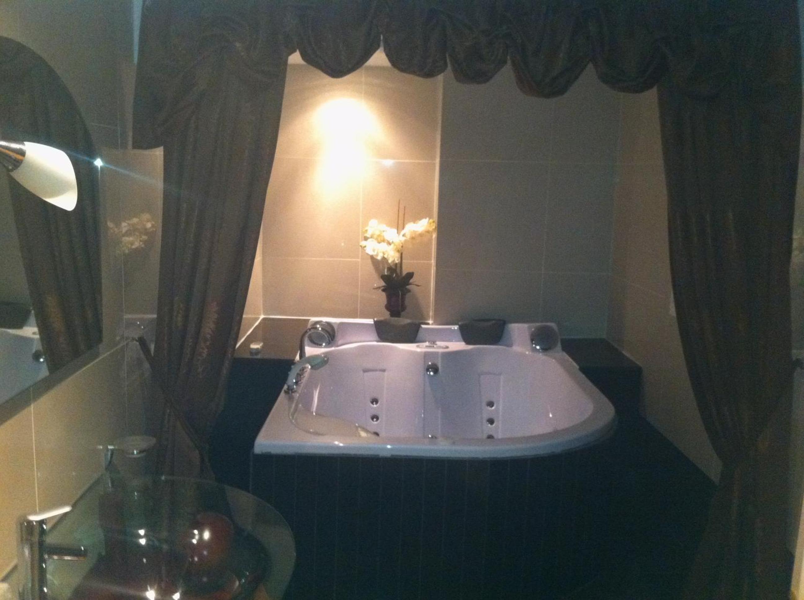 Superior Room with Spa Bath - Photo 6