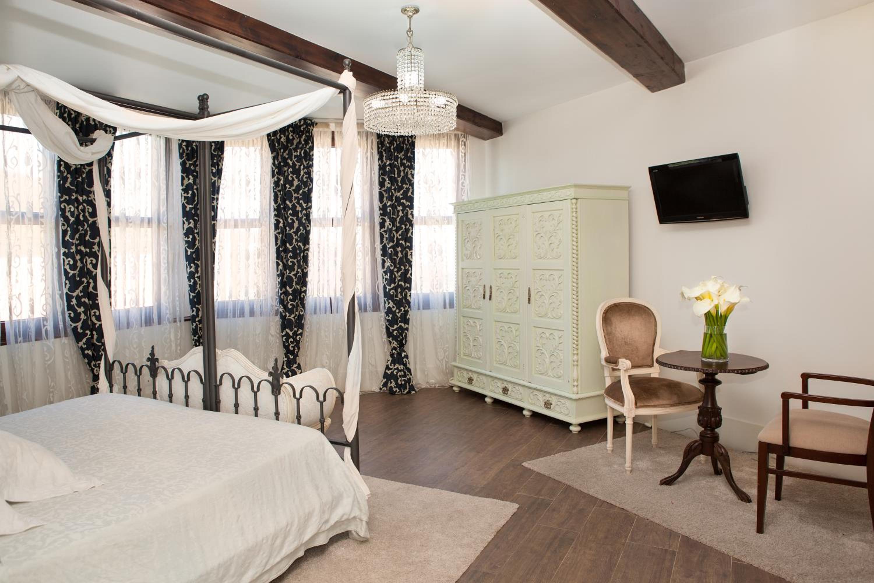 Suite - Photo 3