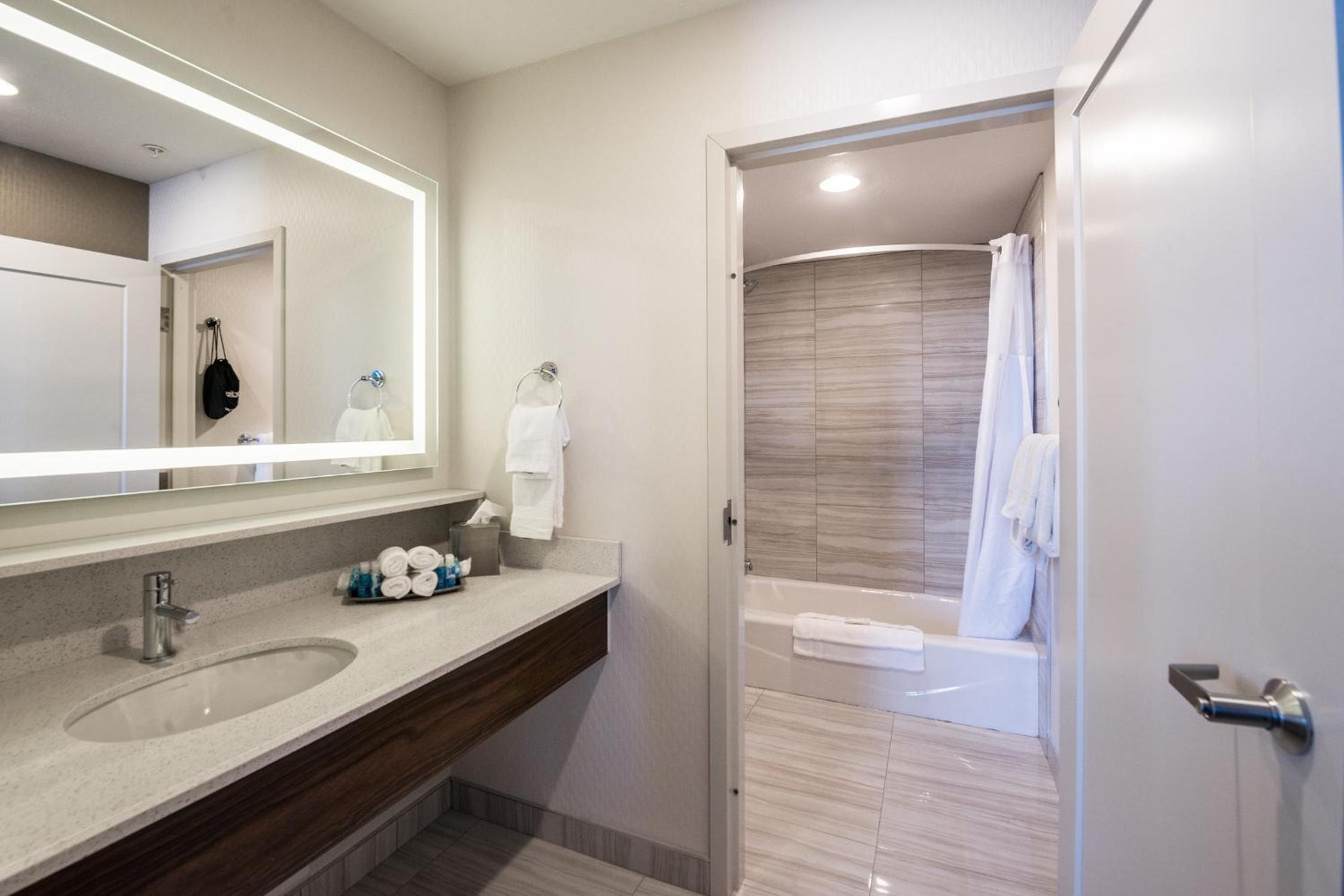 Deluxe Family Suite photo 3