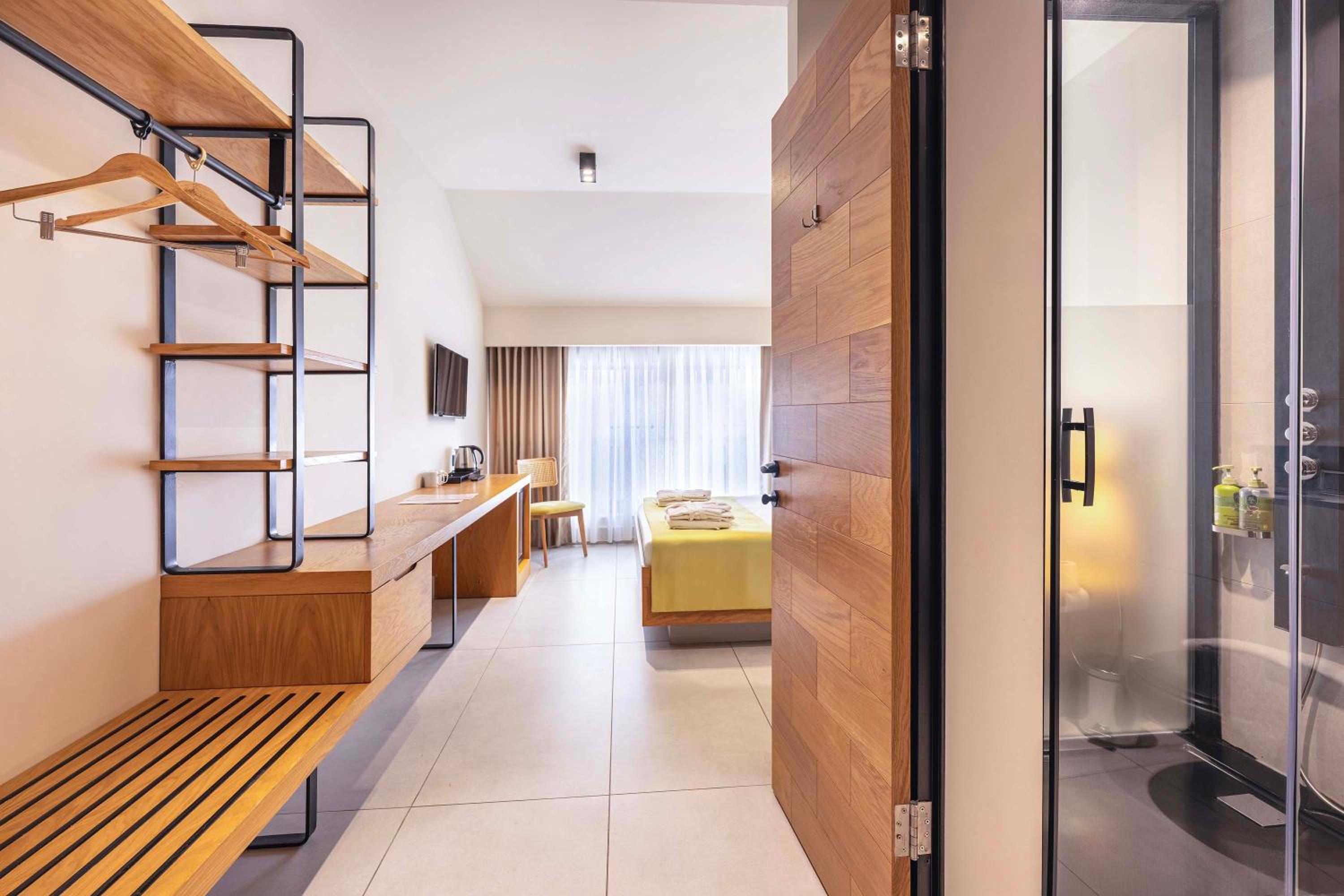 Premium Double Room thumbnail 5