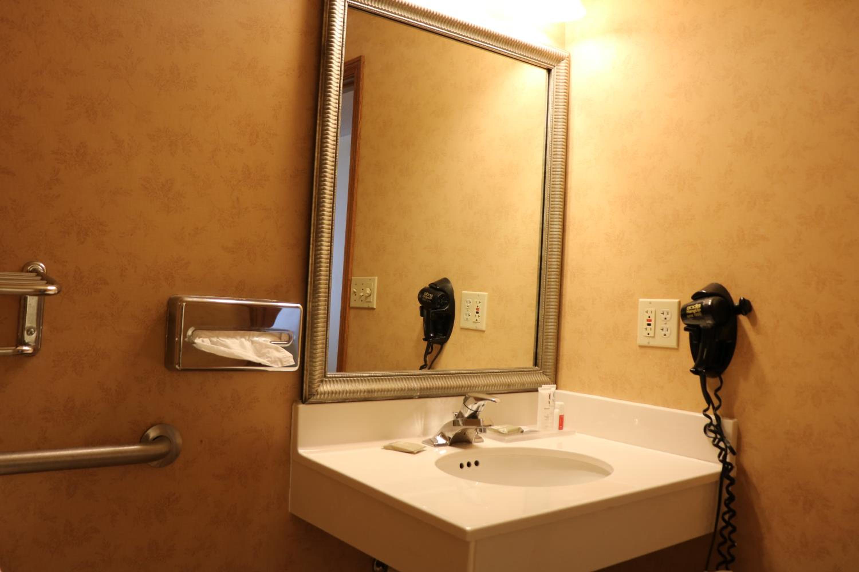 Queen Room with Two Queen Beds - Pet Friendly/Disability Access/Non-Smoking - Photo 1