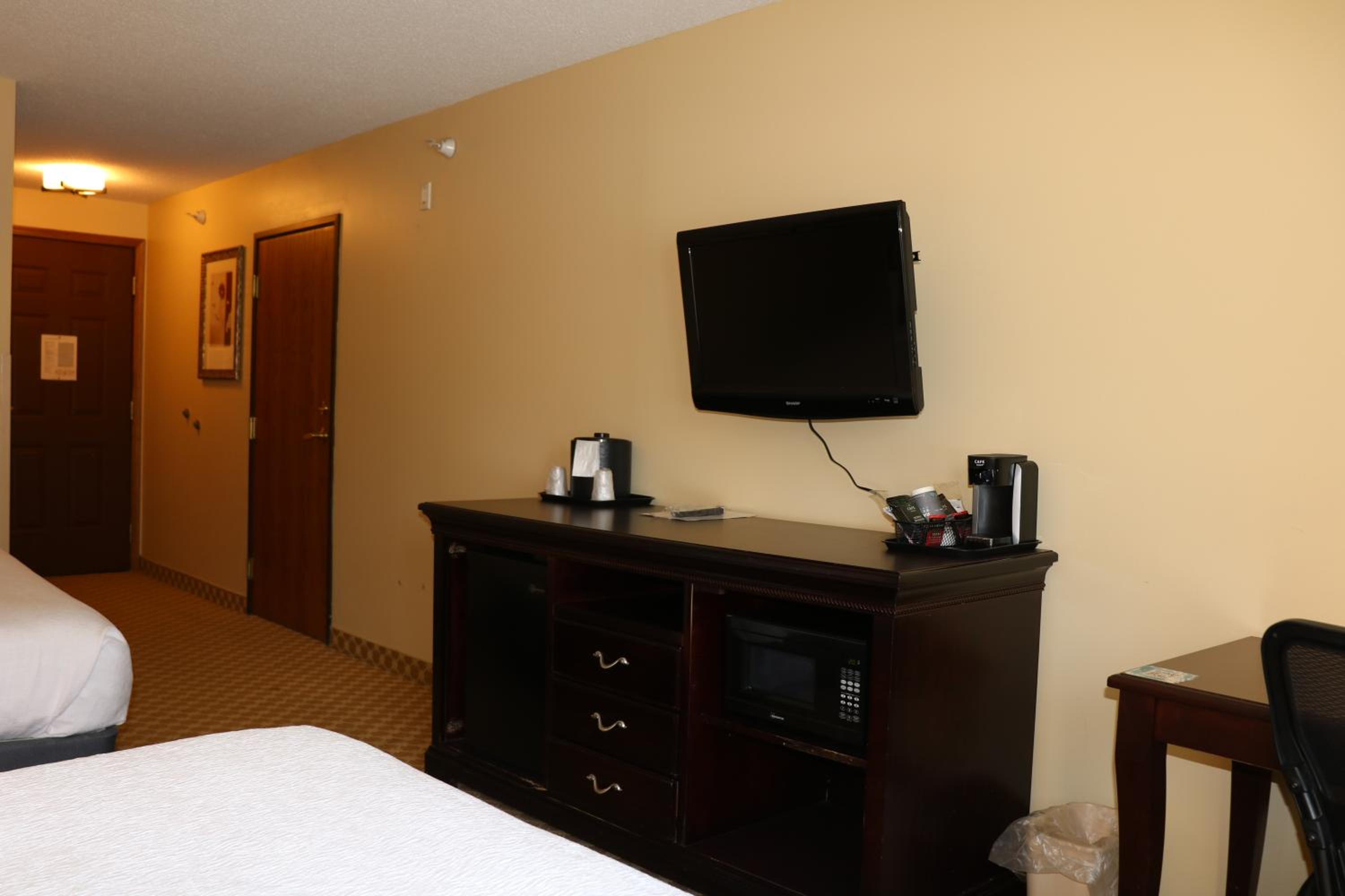 Queen Room with Two Queen Beds - Pet Friendly/Disability Access/Non-Smoking - Photo 2