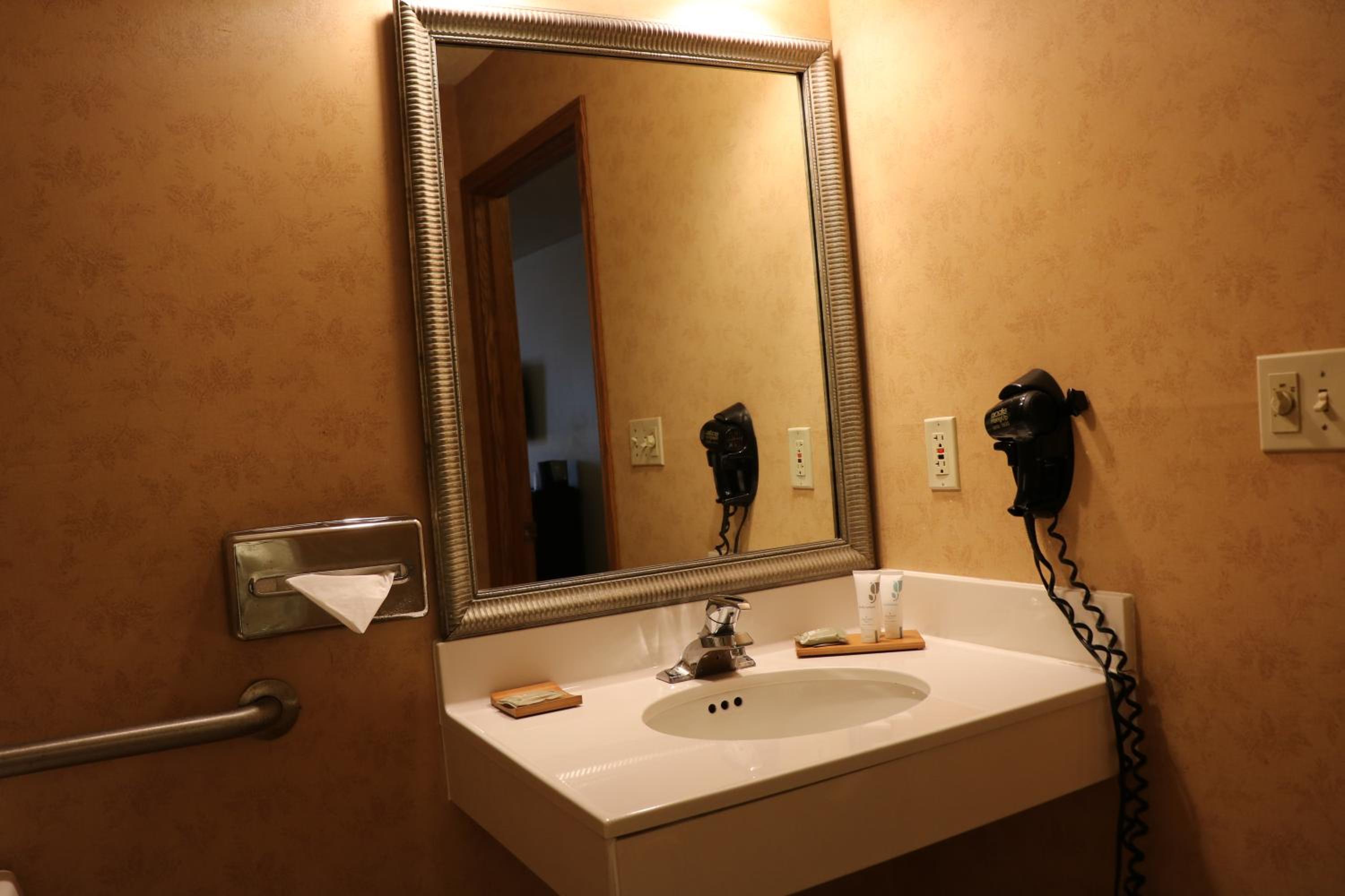 Queen Room with Two Queen Beds - Pet Friendly/Non-Smoking - Photo 2