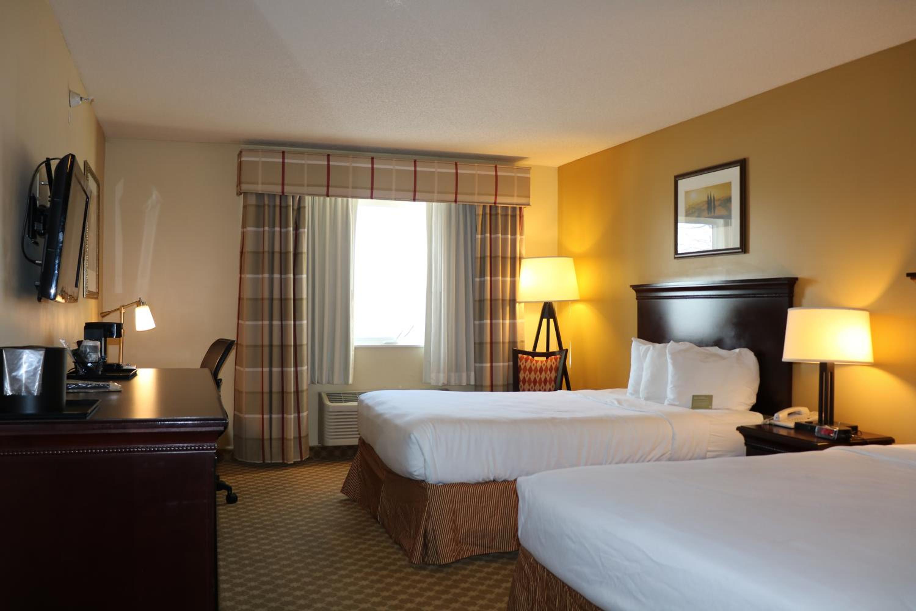 Queen Room with Two Queen Beds - Pet Friendly/Non-Smoking - Photo 3