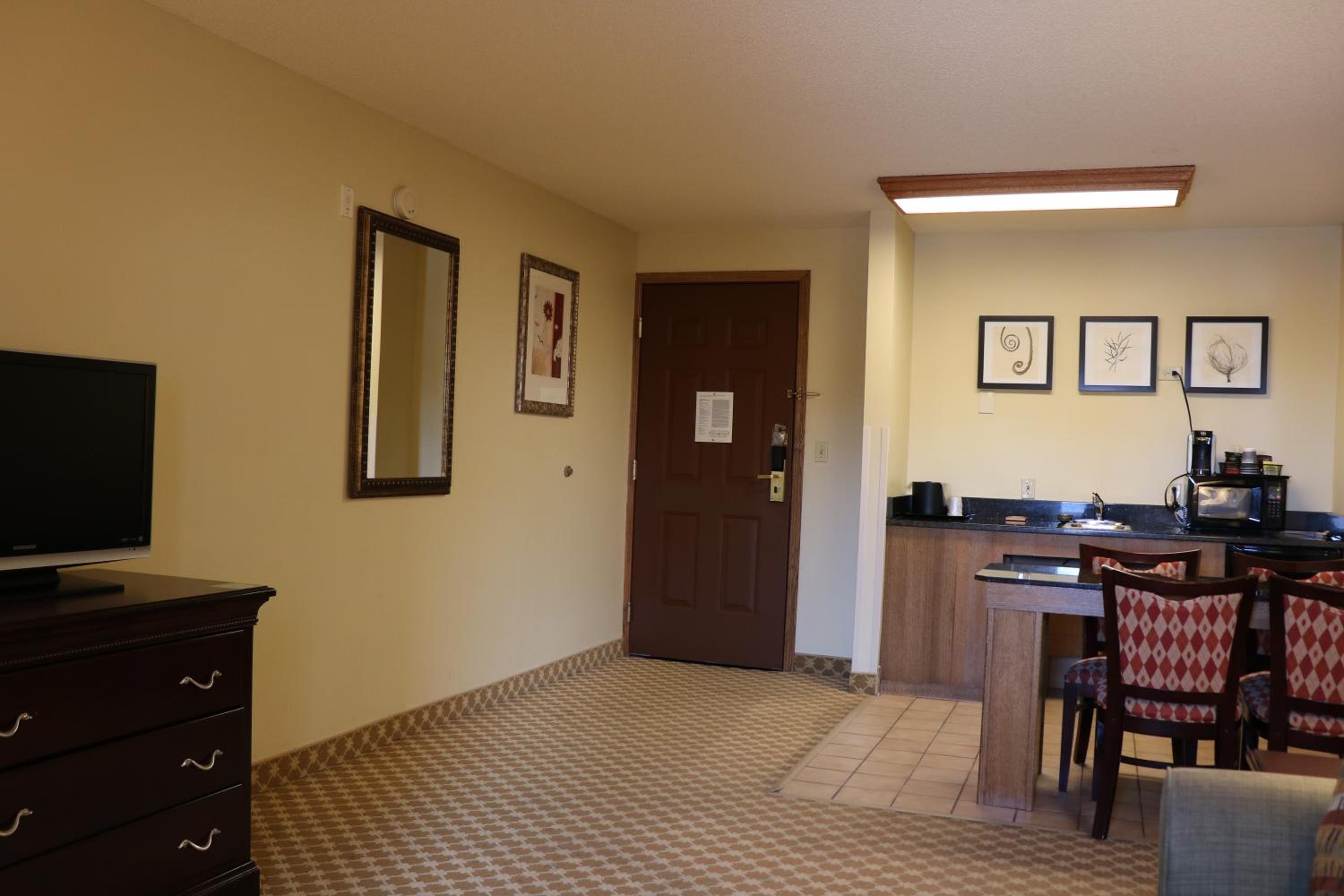 One-Bedroom Suite with Two Queen Beds and Sofa Bed - Non-Smoking - Photo 3