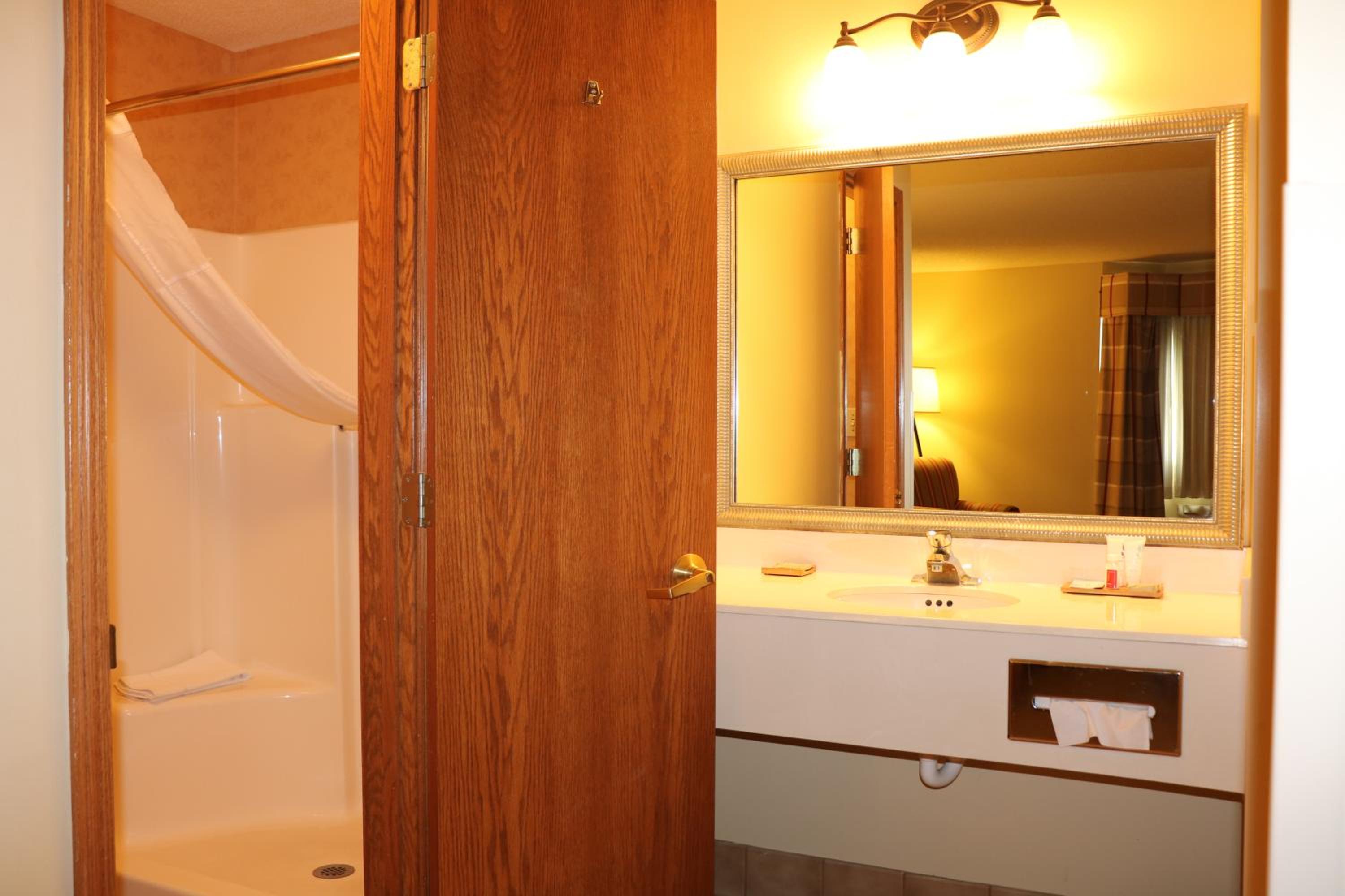 One-Bedroom Suite with Two Queen Beds and Sofa Bed - Non-Smoking - Photo 4