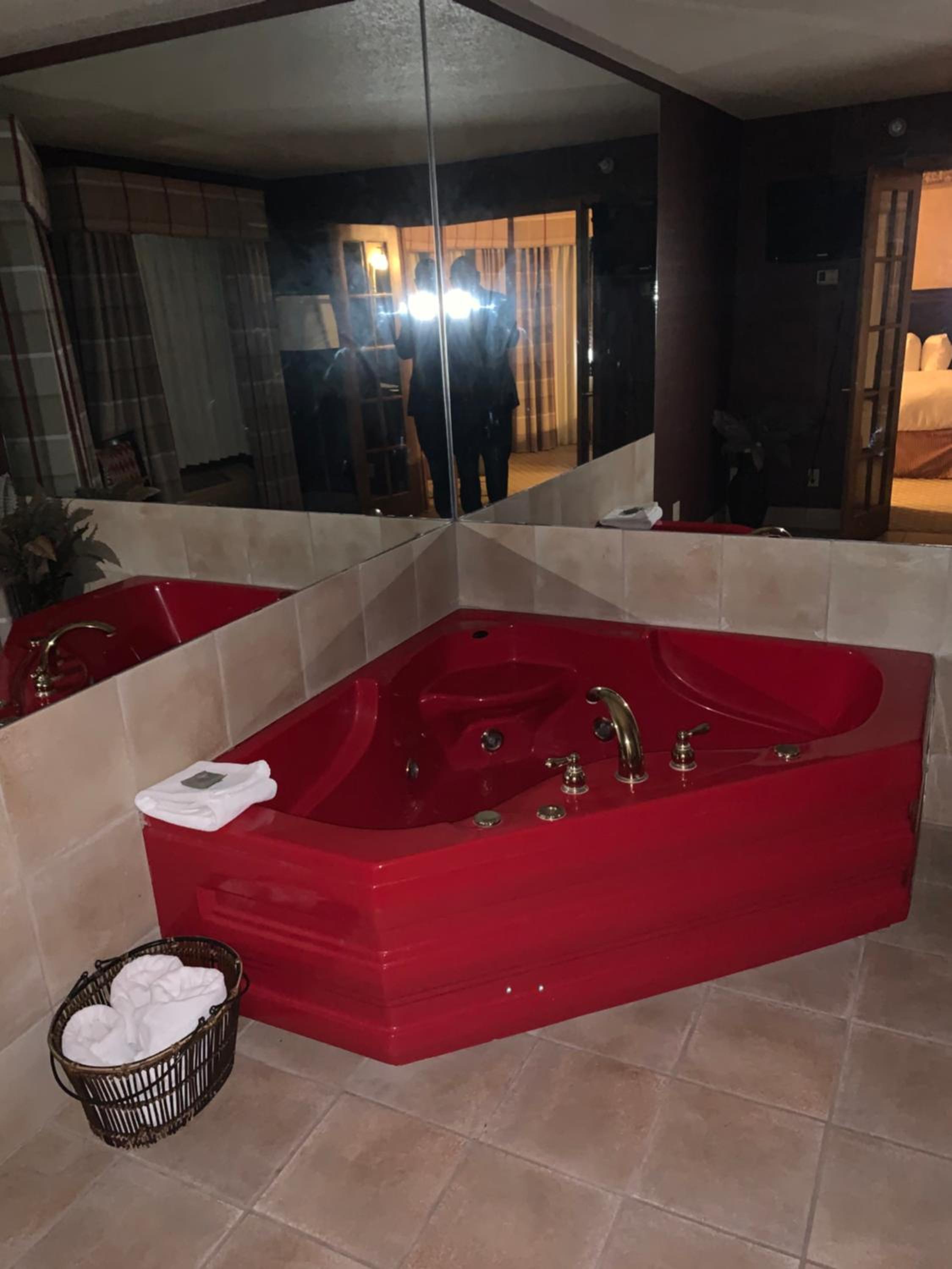 King Suite with Whirlpool - Non-smoking photo 2