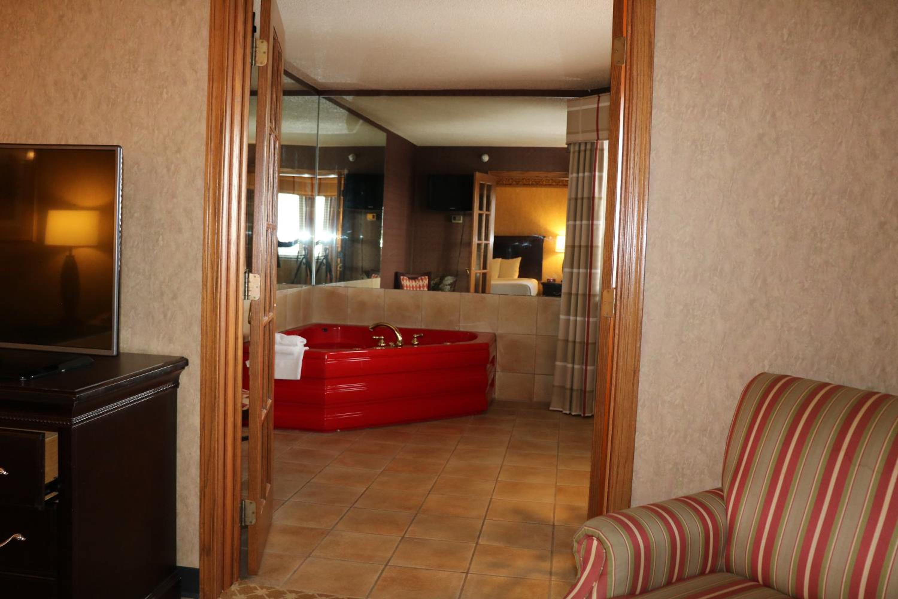 King Suite with Whirlpool - Non-smoking photo 3
