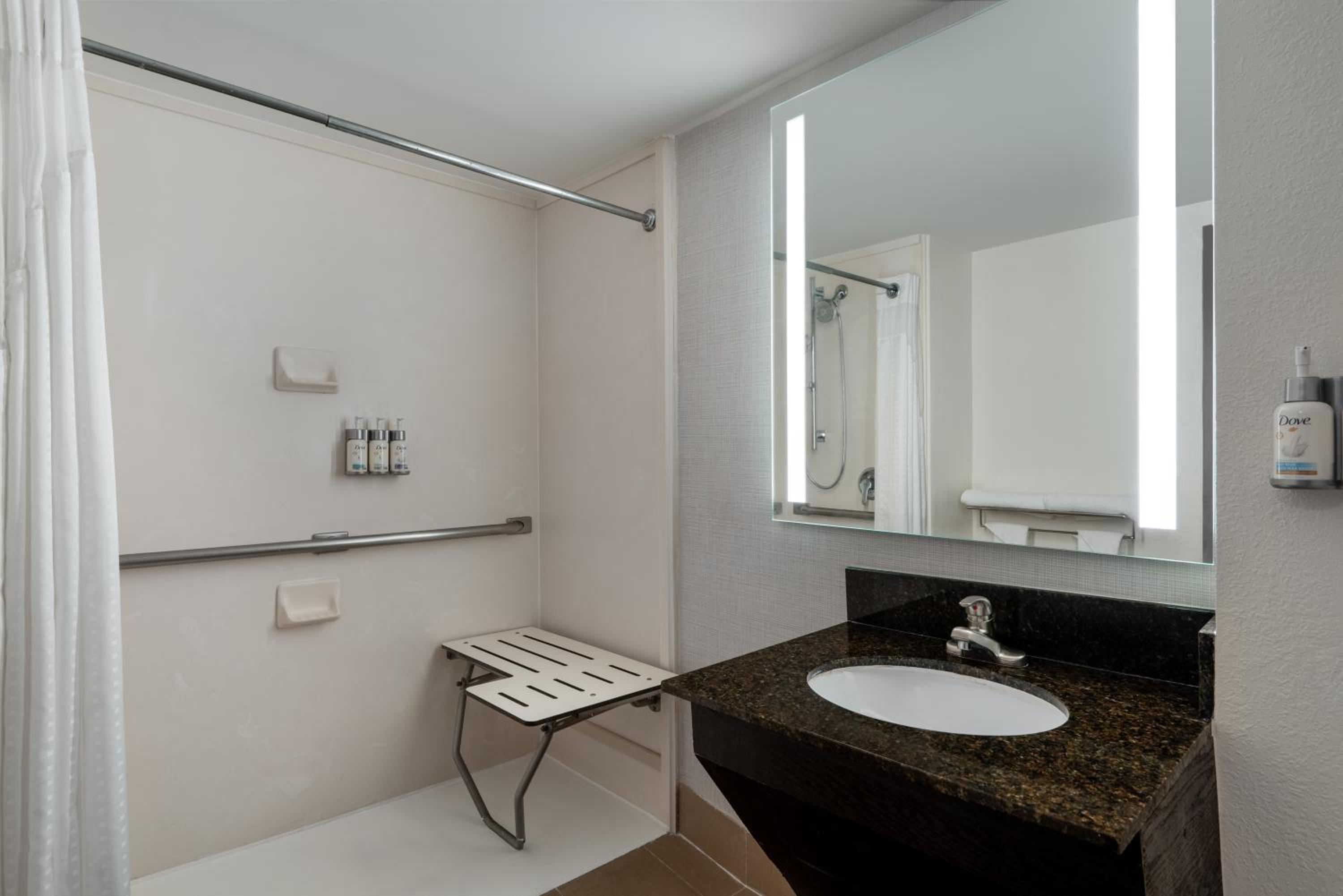 King Room - Mobility Access/Roll in Shower - Non-Smoking - Photo 1