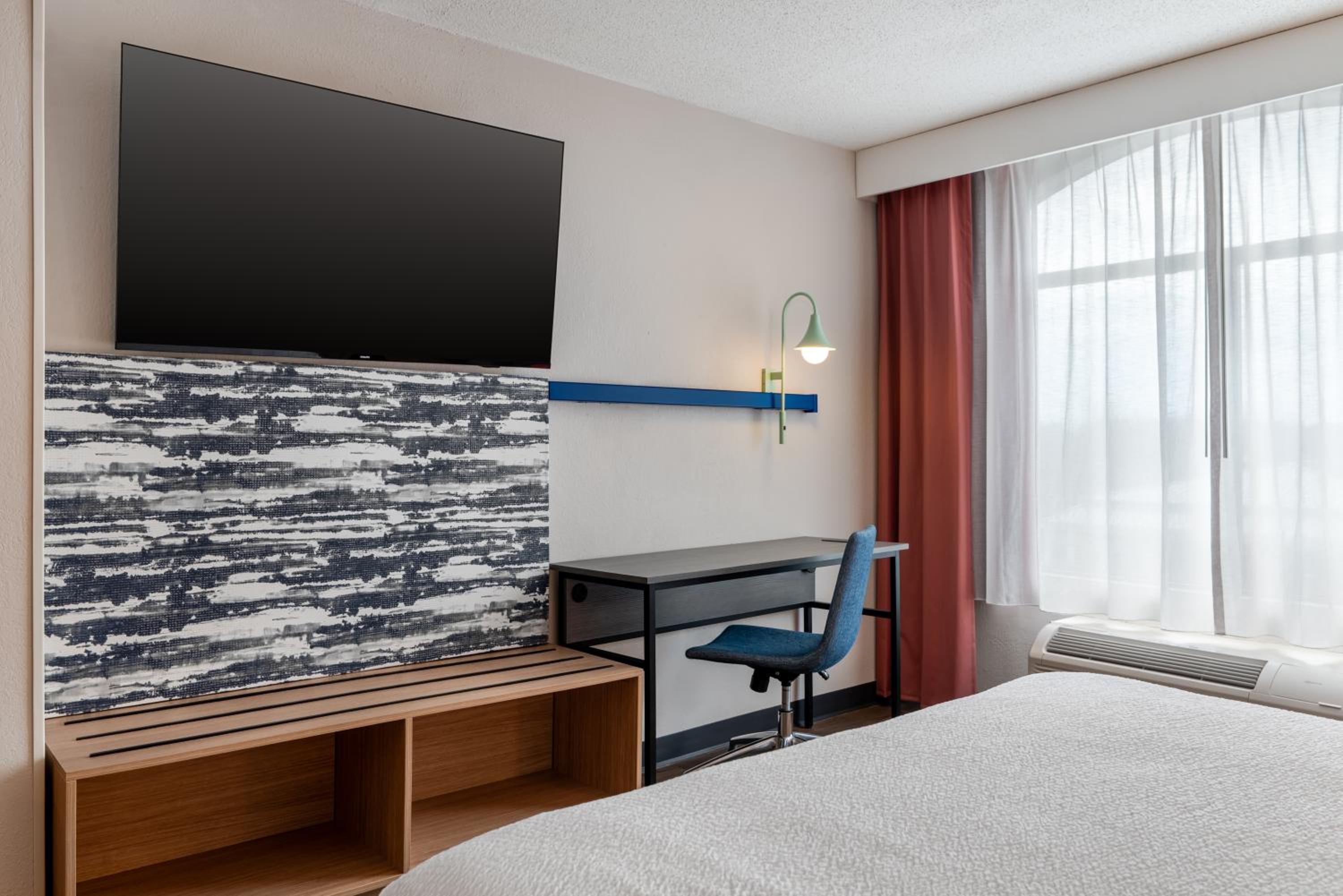 Standard King Room with Mobility Accessible Tub - Photo 2