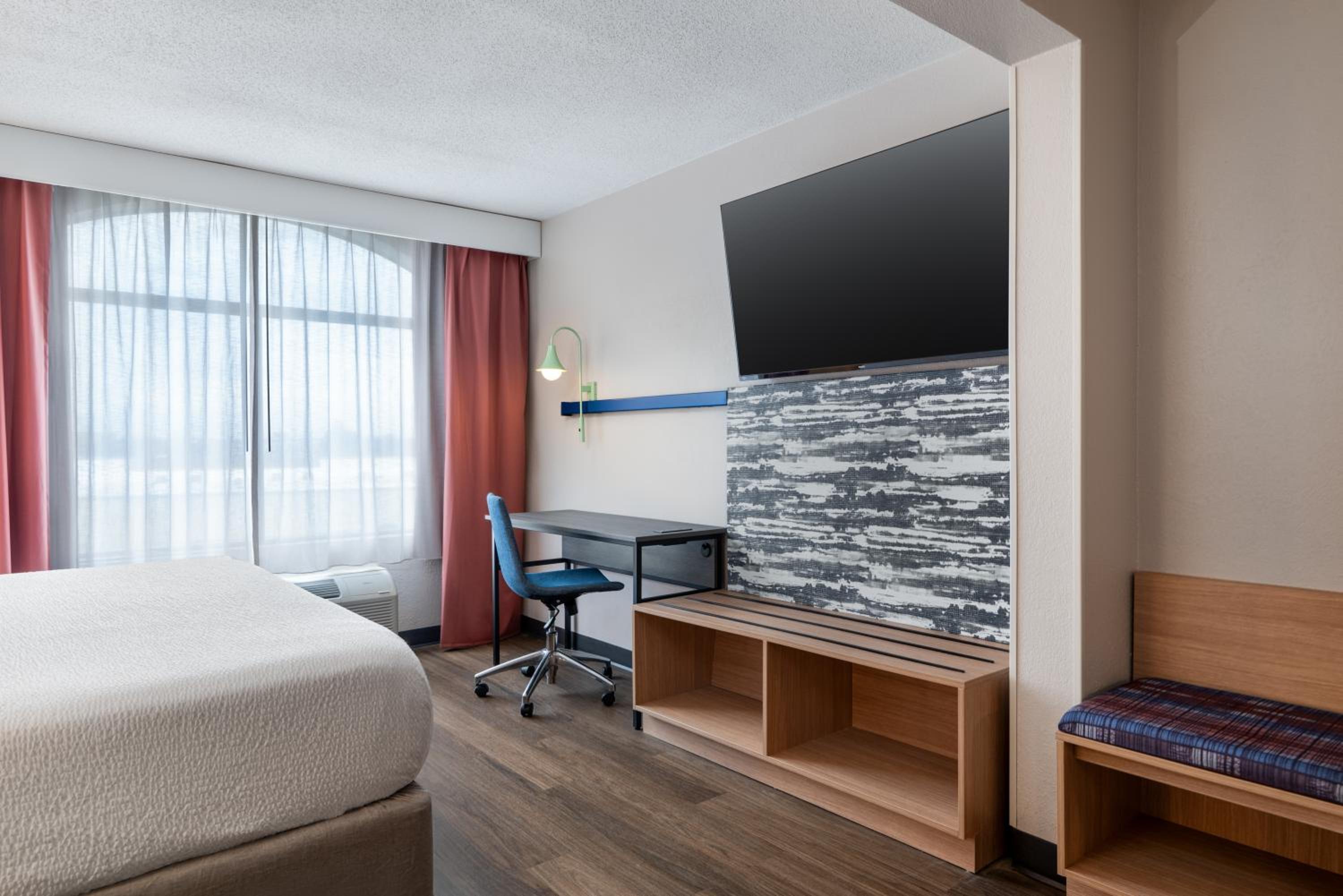 Standard King Room with Mobility Accessible Tub - Photo 3