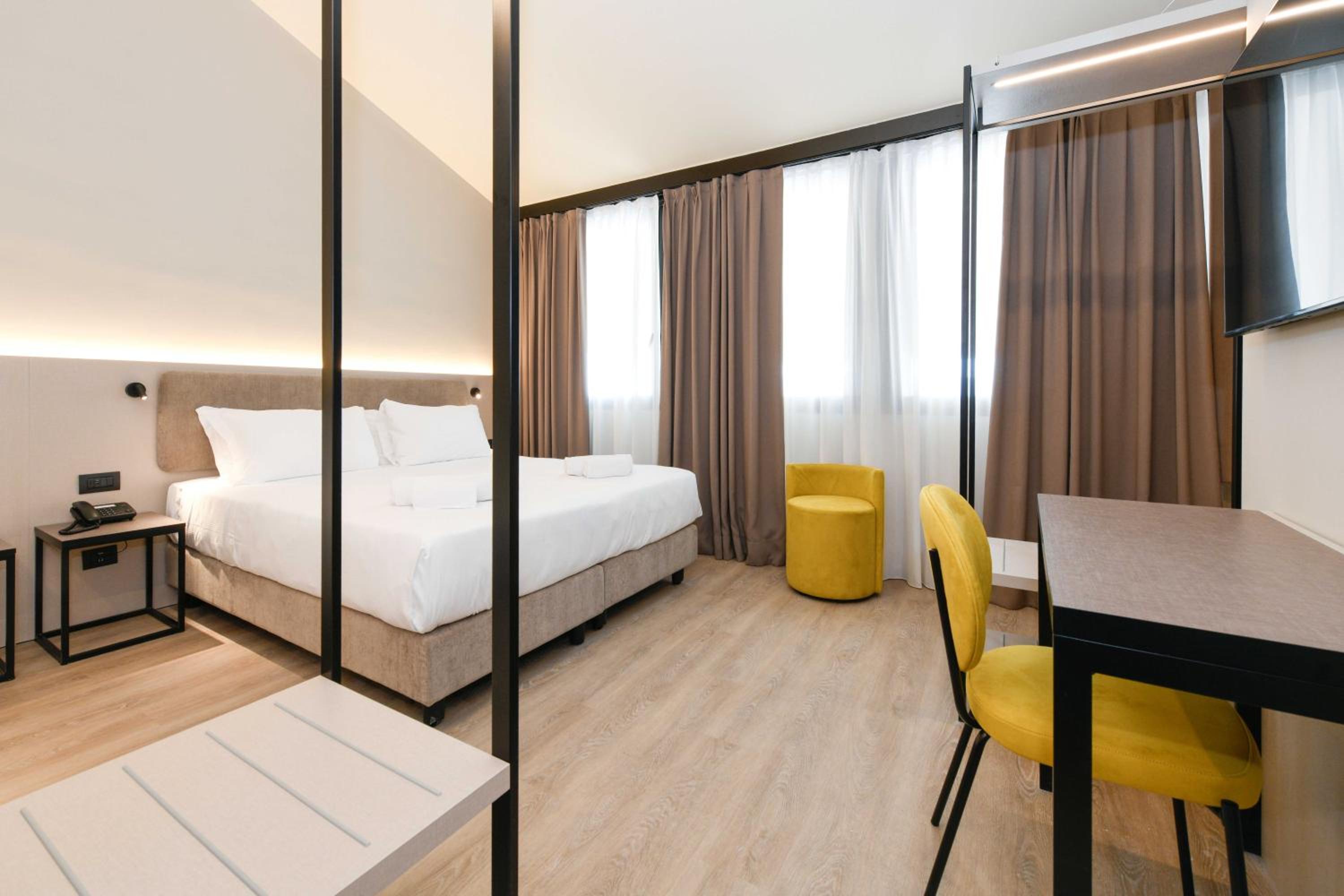Executive Family Room with One Queen Bed, One Single Bed and One Sofa Bunk Bed - Non-Smoking photo 3