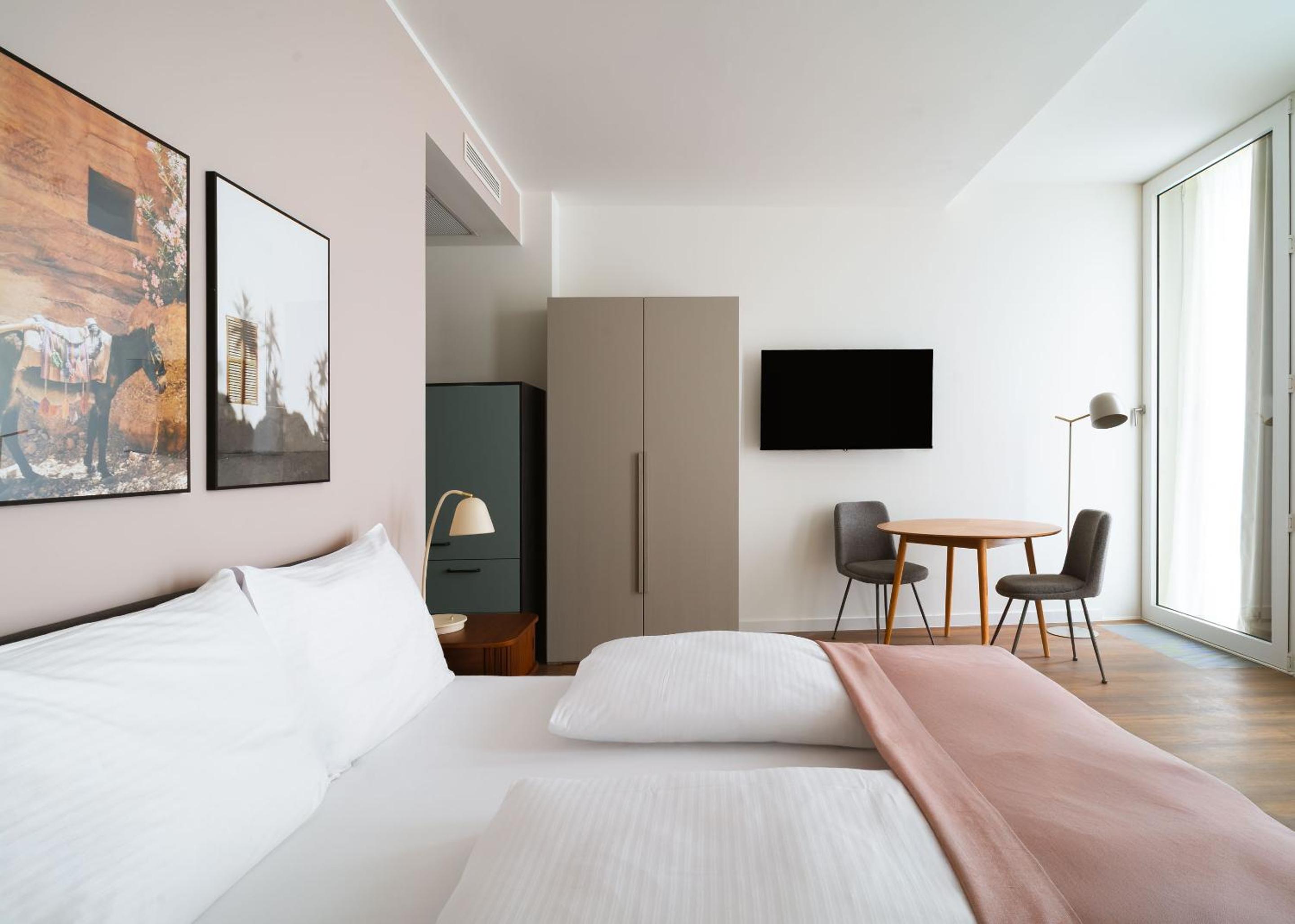 Suite - wheelchair accessible photo 2